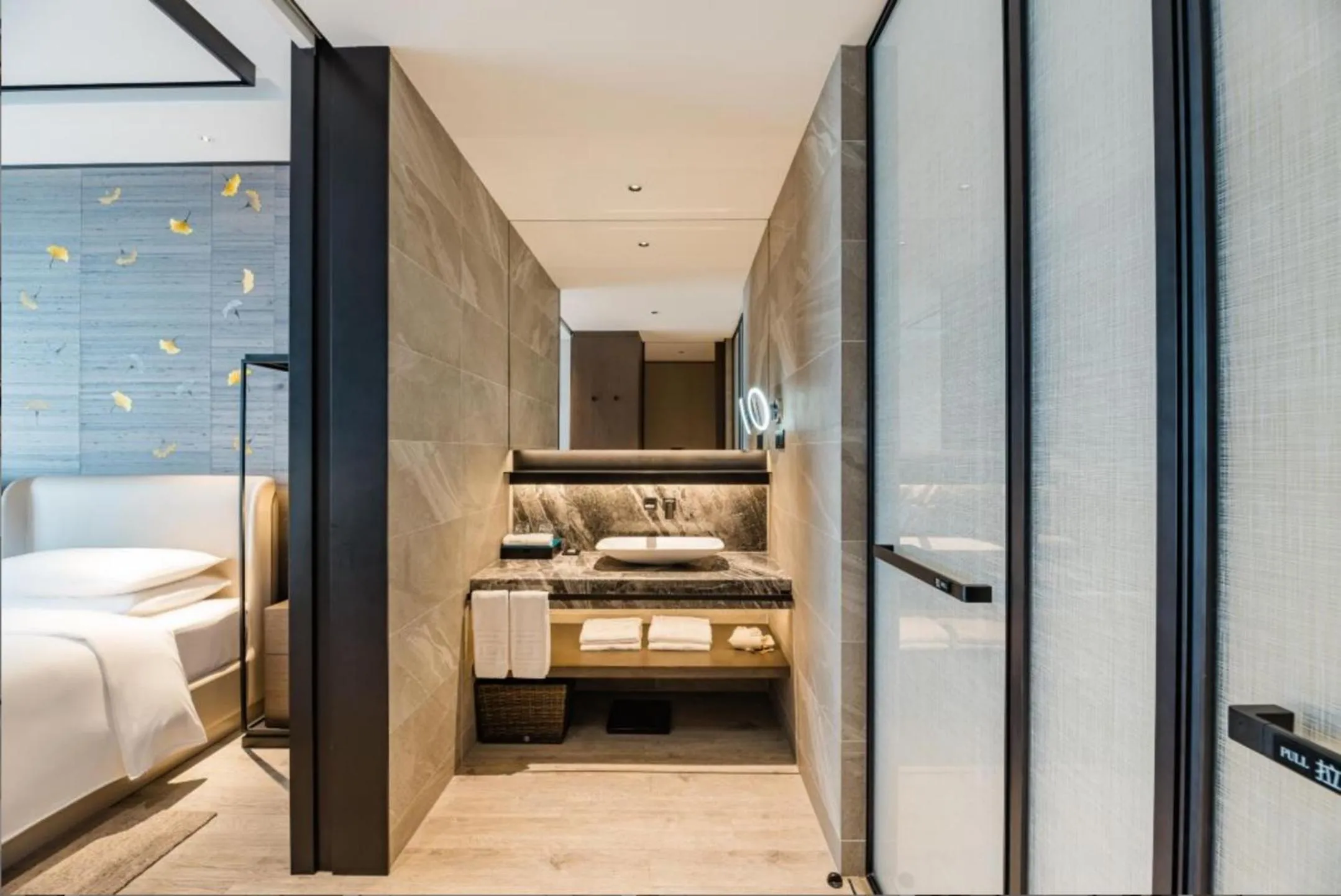 Toilet, Bed in Yunhe Yebo Hotel (Shanghai International Tourism Resort Pudong Airport)