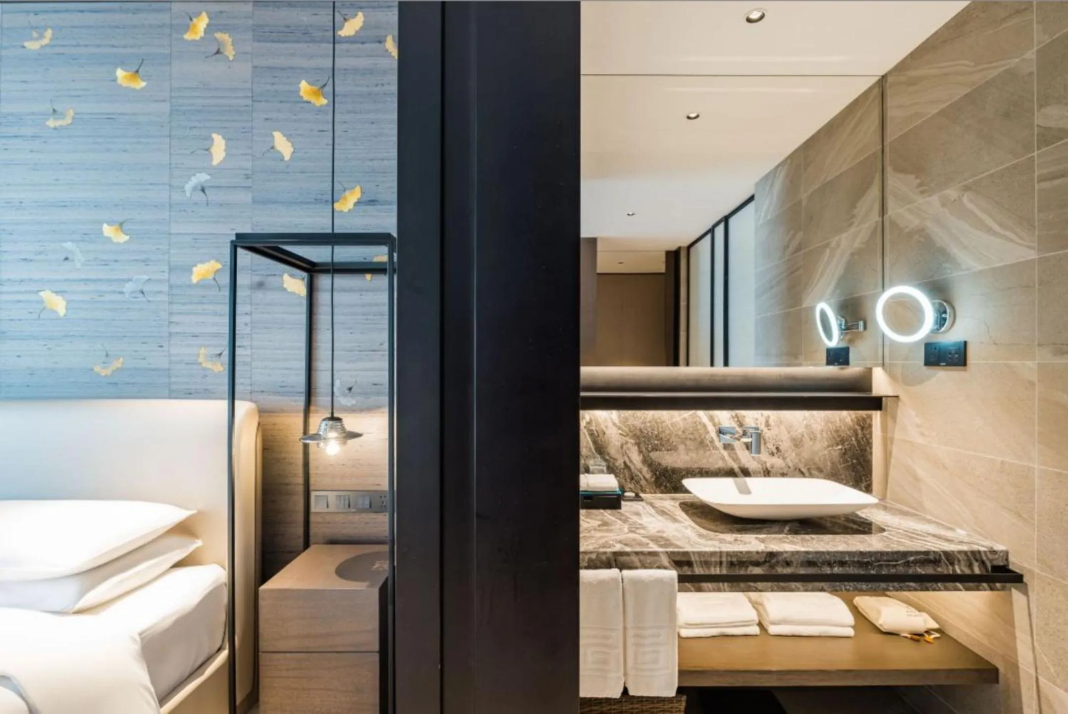 Bathroom, Bed in Yunhe Yebo Hotel (Shanghai International Tourism Resort Pudong Airport)