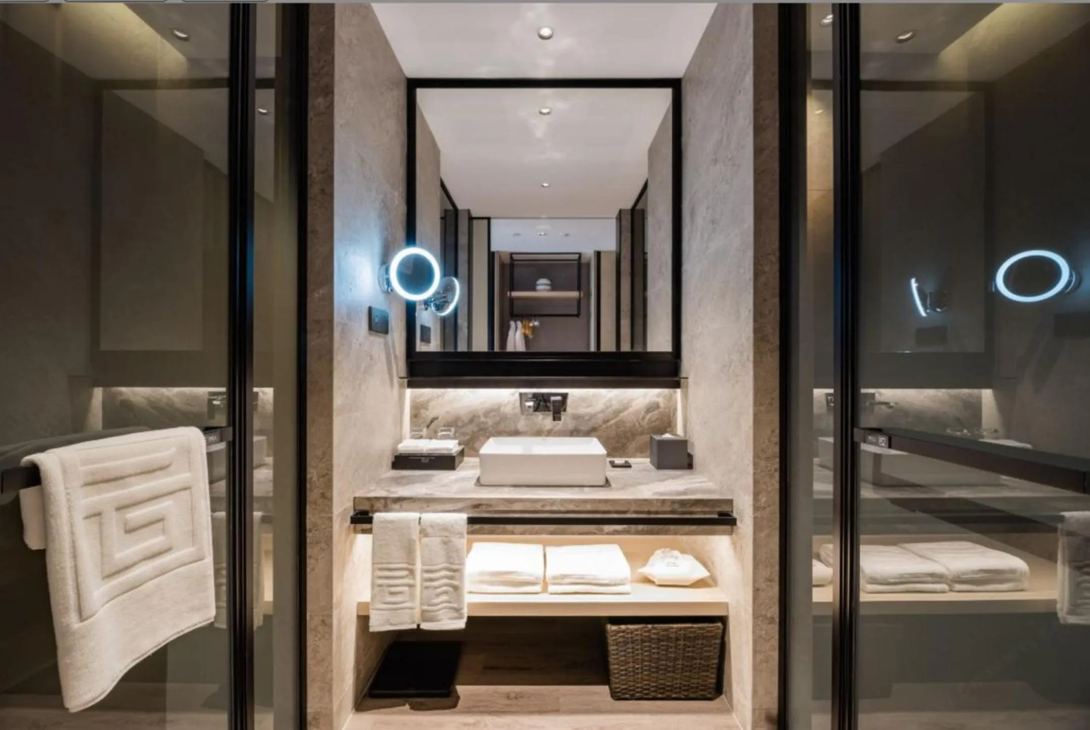 towels, Bed in Yunhe Yebo Hotel (Shanghai International Tourism Resort Pudong Airport)