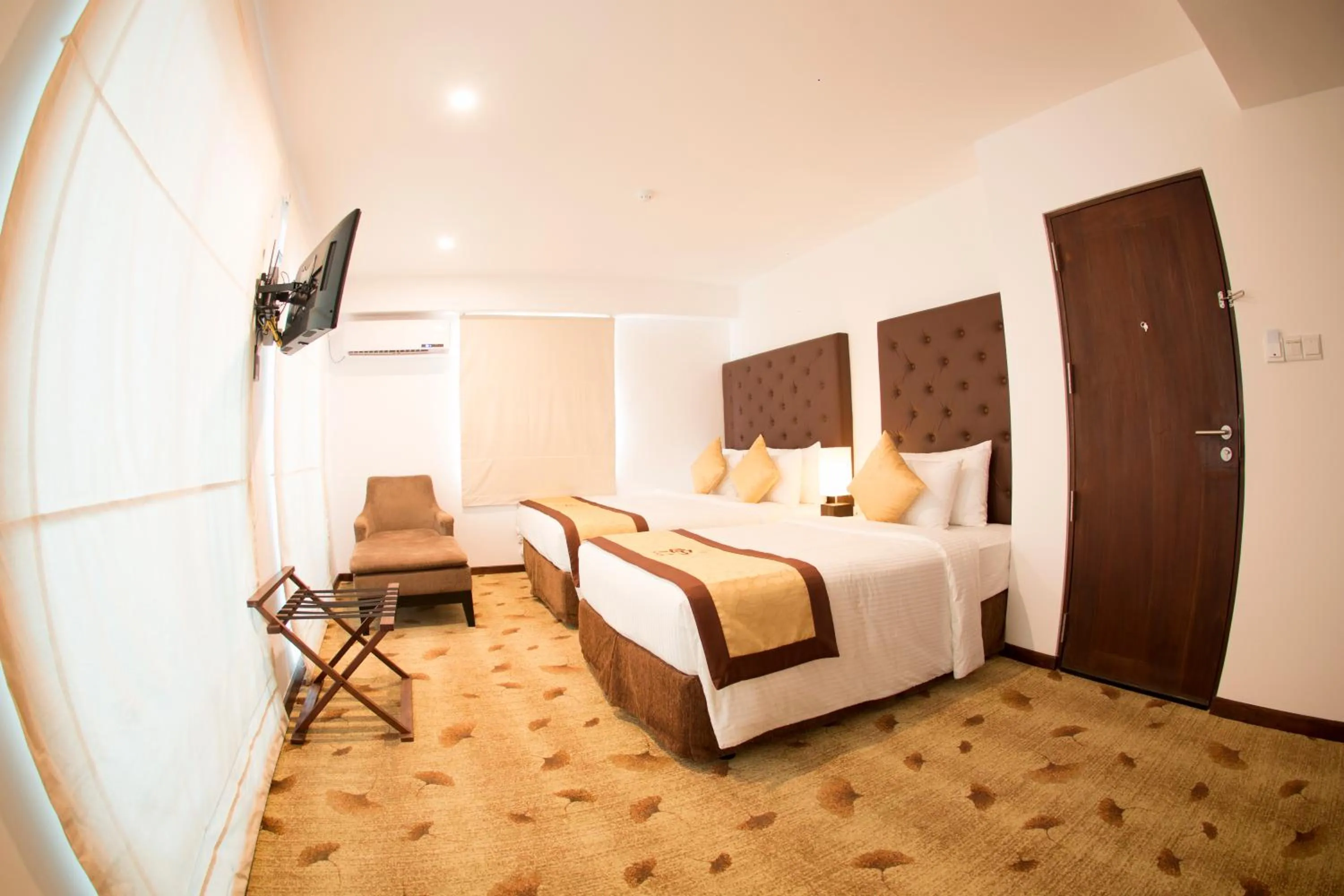 Photo of the whole room, Bed in City Hotel Colombo 02