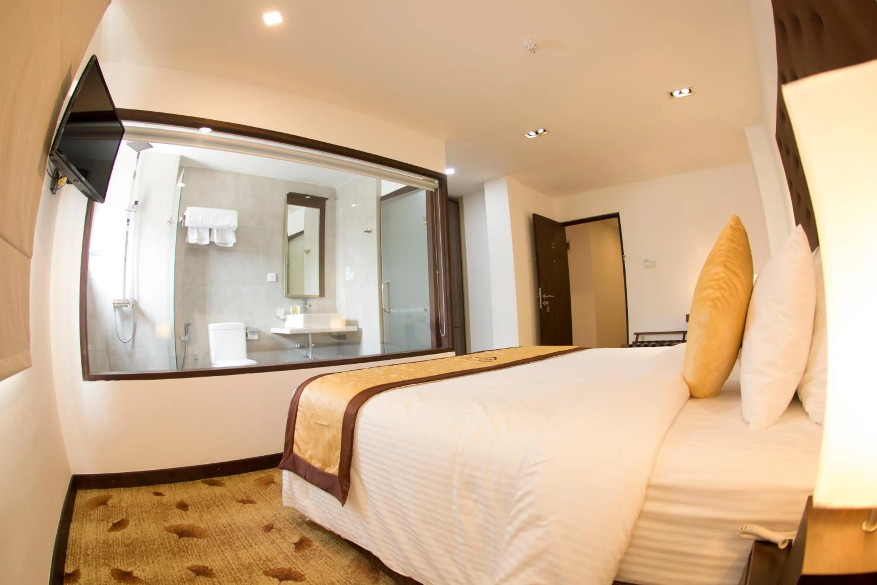 Photo of the whole room, Bed in City Hotel Colombo 02