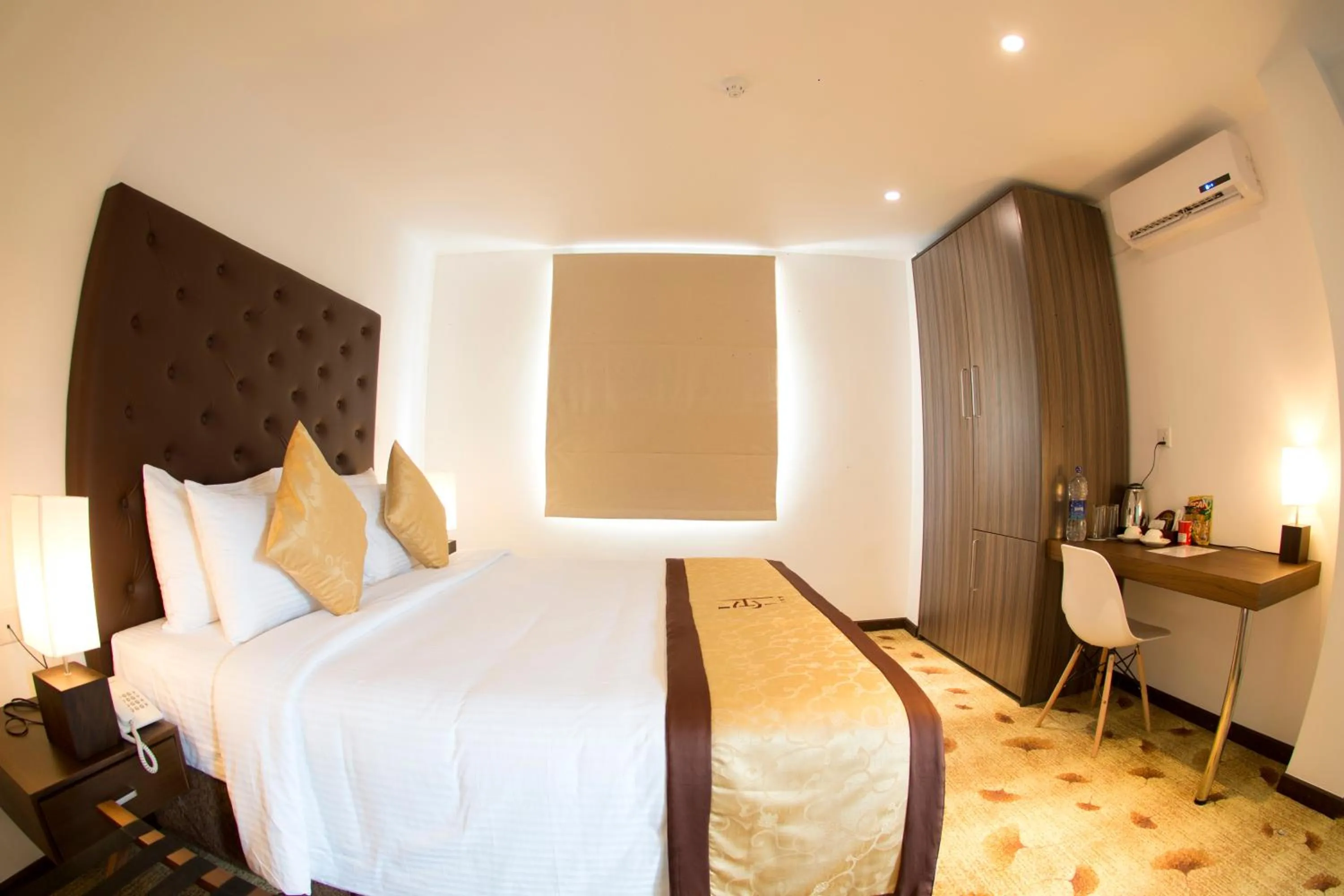 Photo of the whole room, Bed in City Hotel Colombo 02