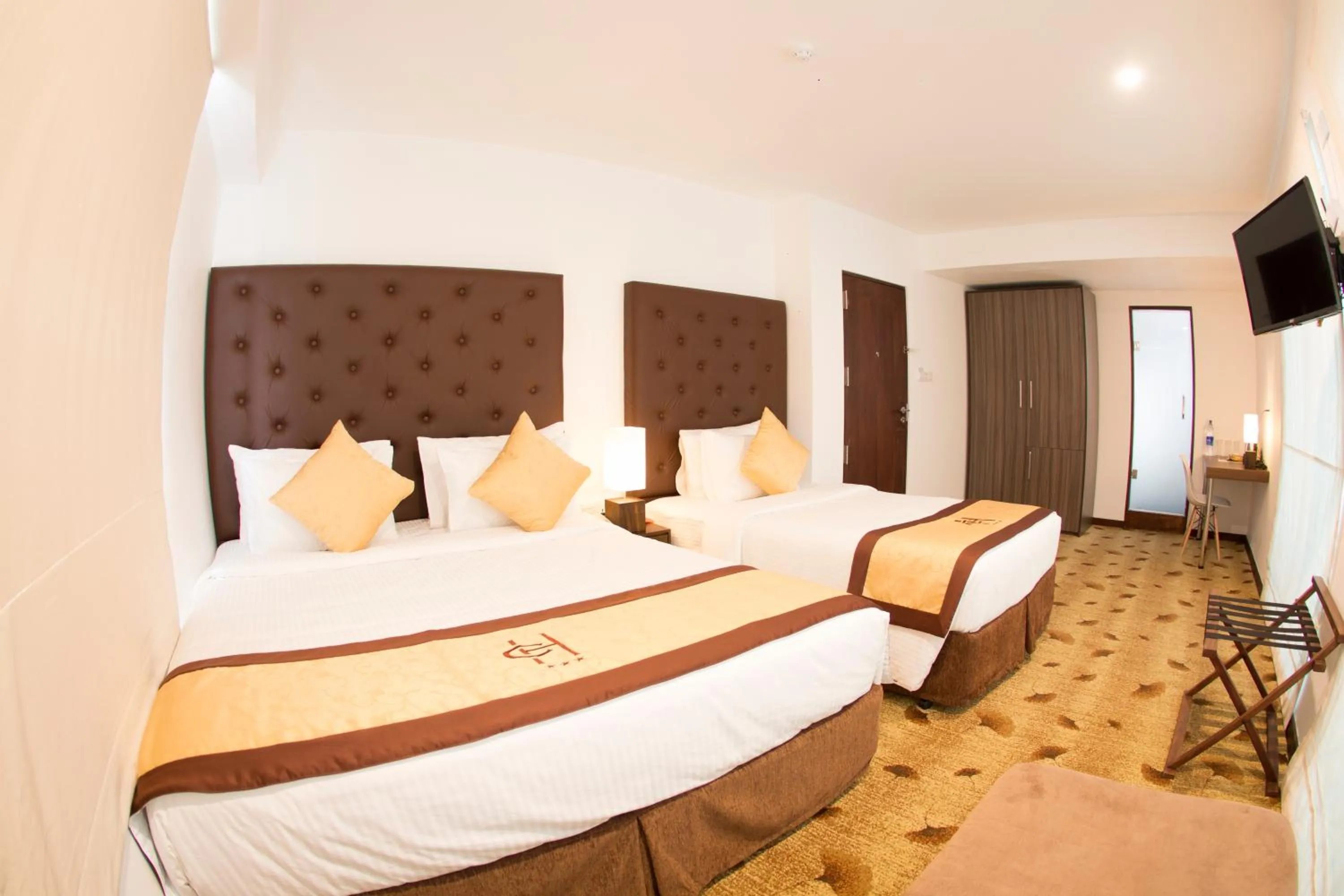 Photo of the whole room, Bed in City Hotel Colombo 02