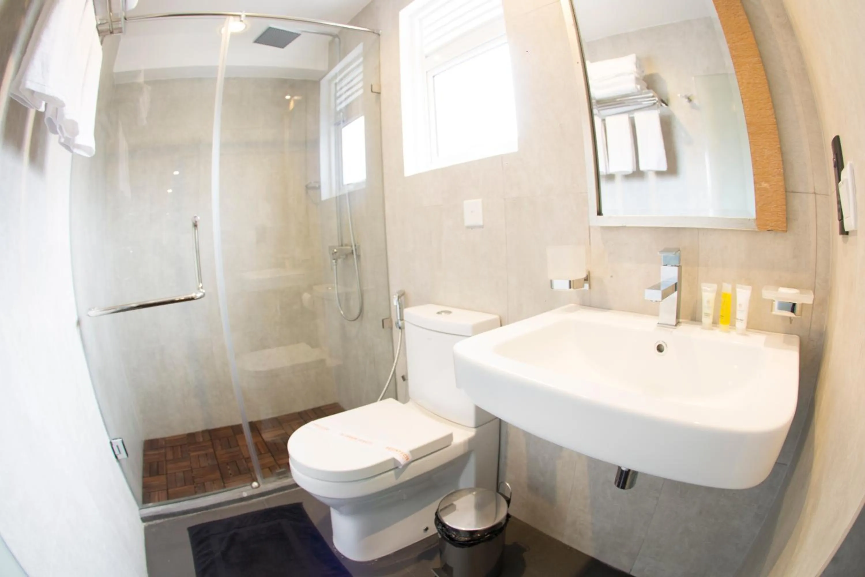 Shower in City Hotel Colombo 02