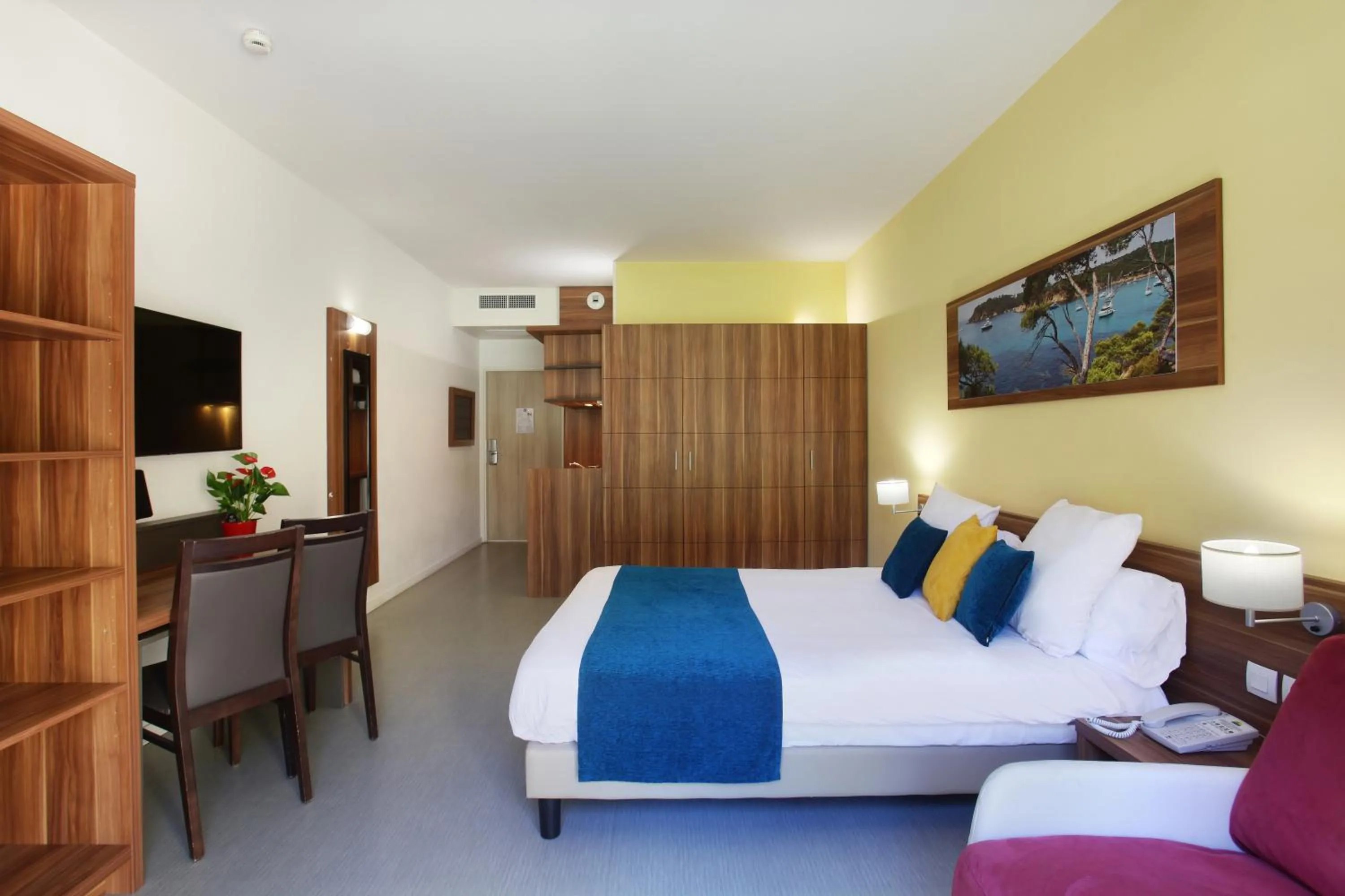 Photo of the whole room, Bed in Suite Home Aix en Provence Sud TGV