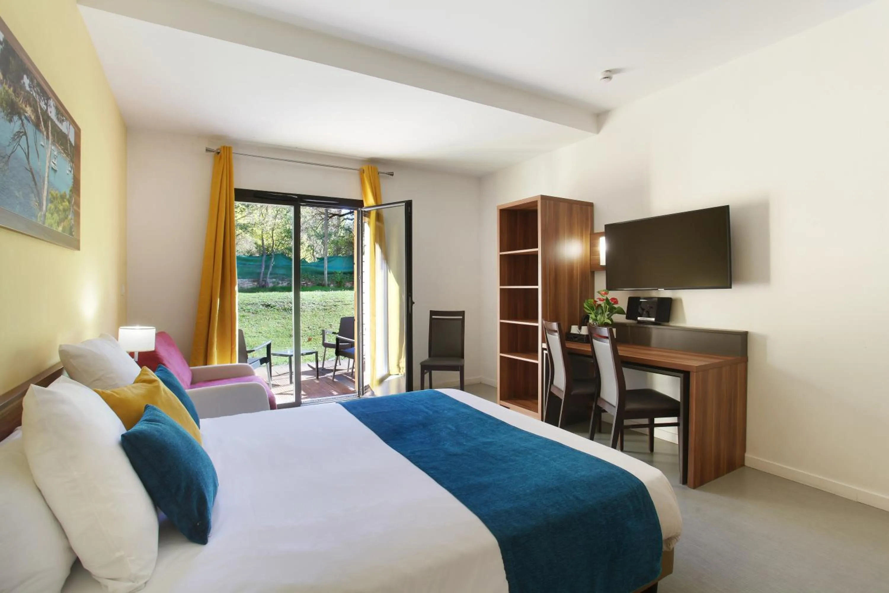 Photo of the whole room, Bed in Suite Home Aix en Provence Sud TGV