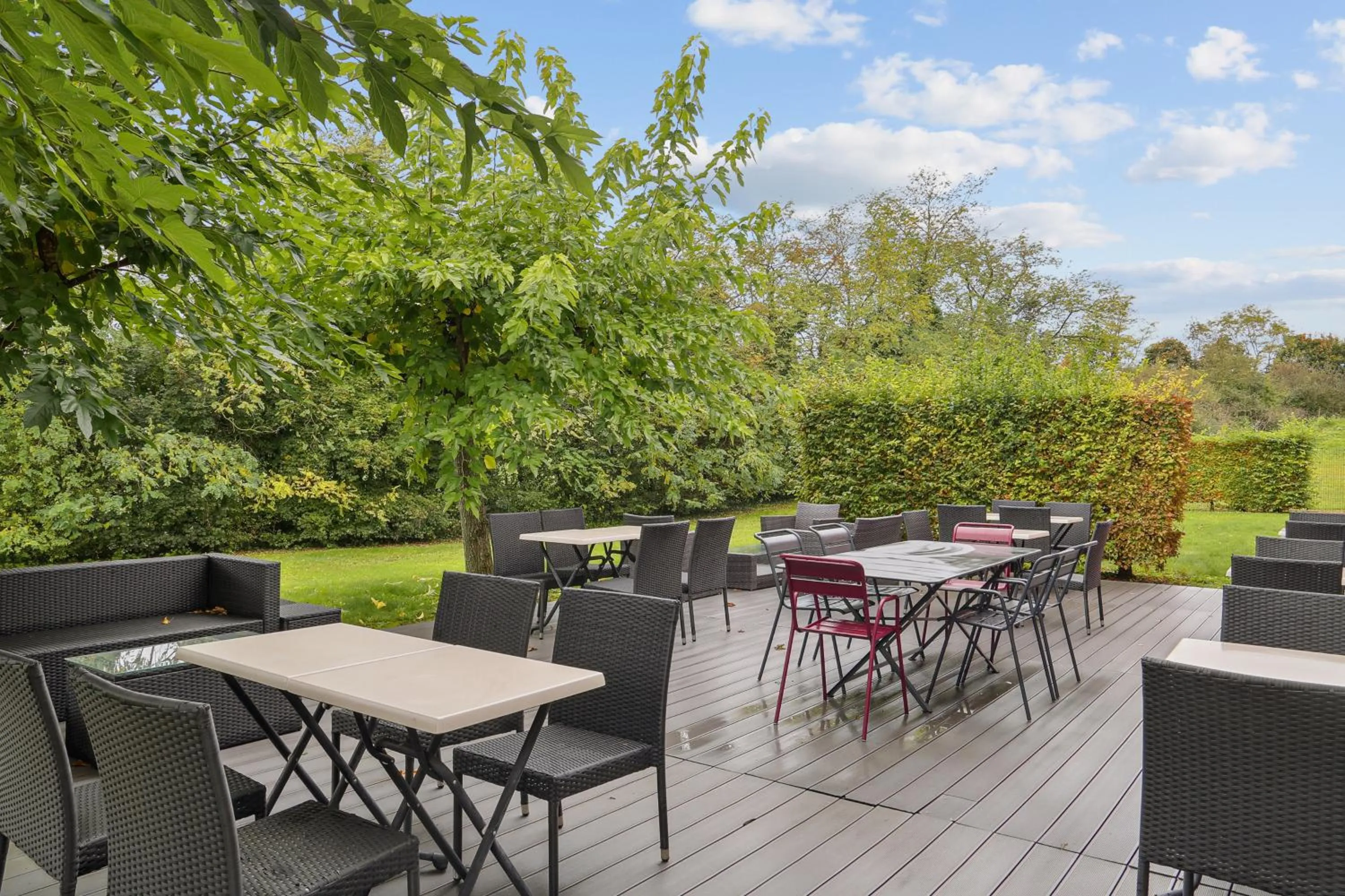 Patio in Hôtel AKENA La Ferté Bernard