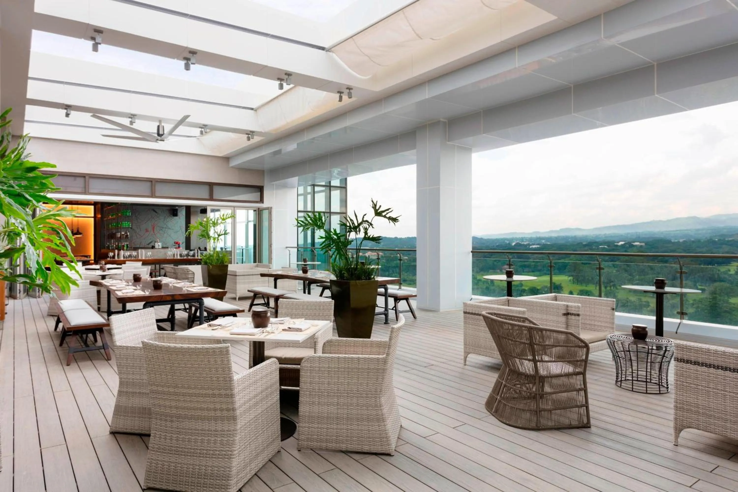 Restaurant/places to eat in Clark Marriott Hotel