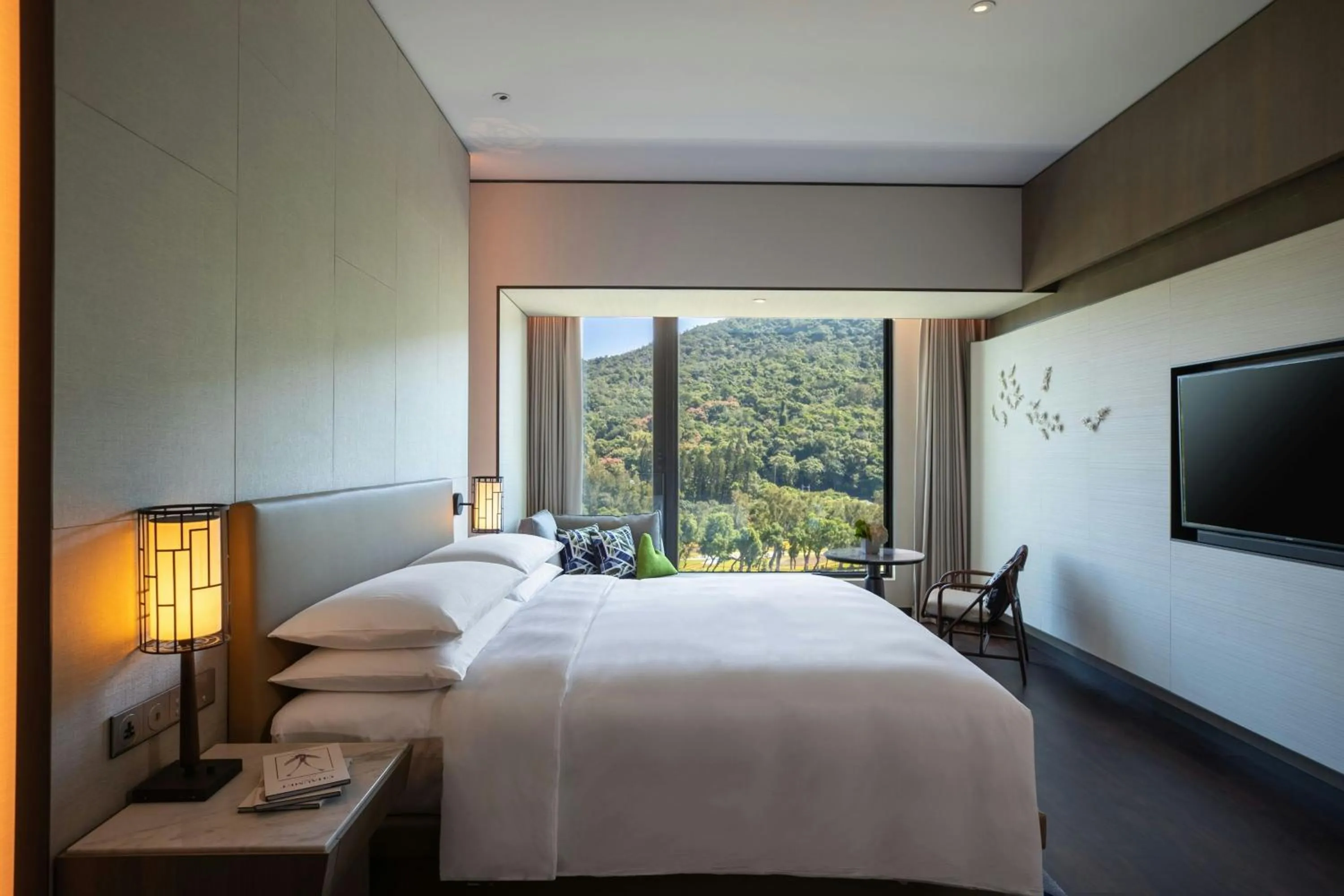 Bedroom, Bed in Renaissance Taipei Shihlin Hotel