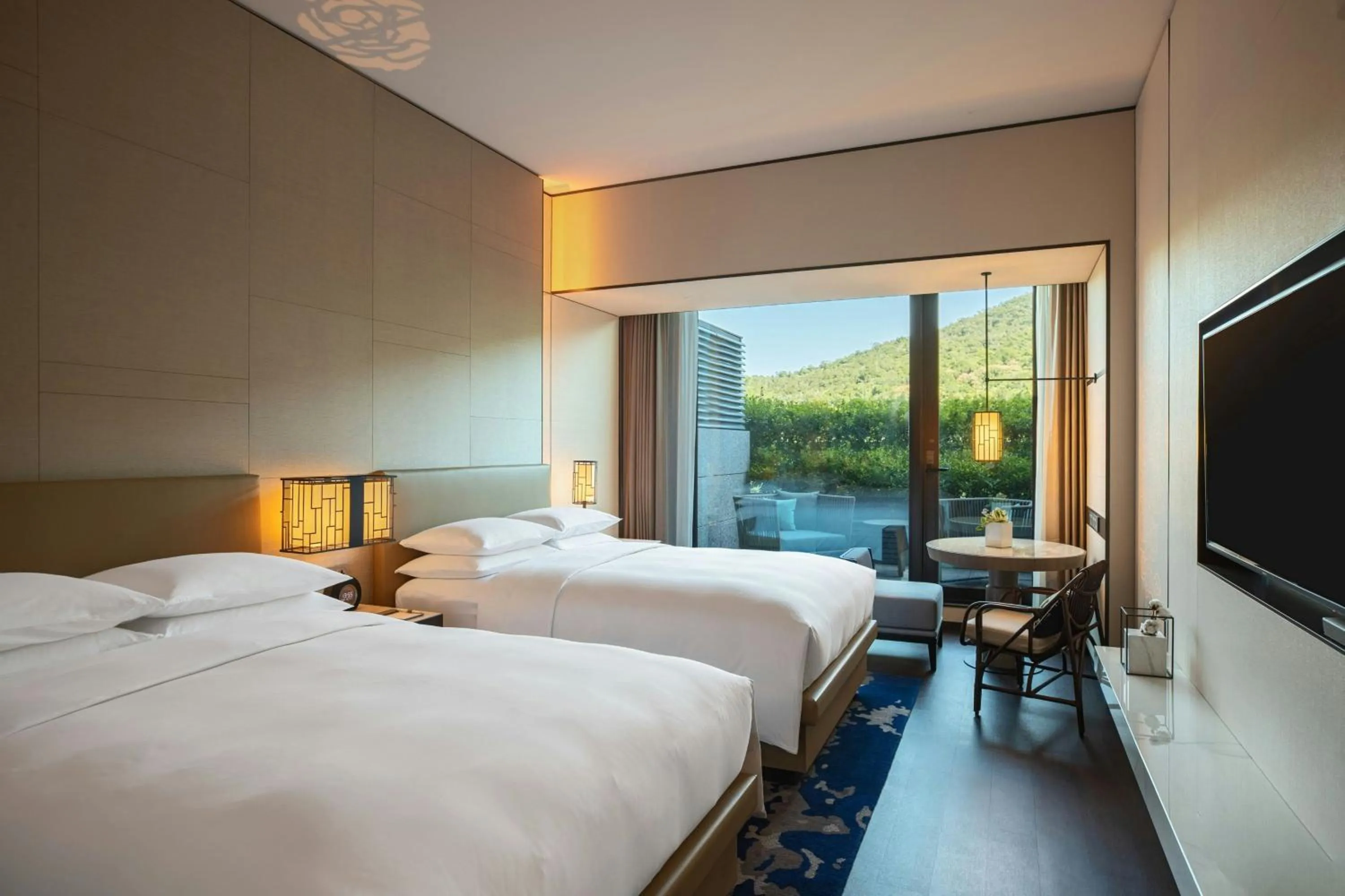 Photo of the whole room, Bed in Renaissance Taipei Shihlin Hotel