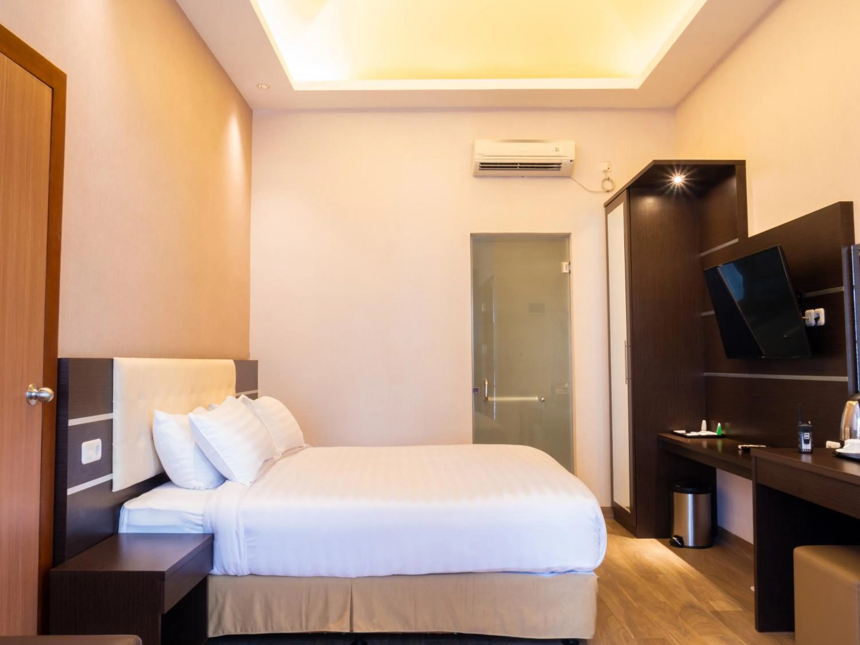 Photo of the whole room, Bed in Cahaya Villa Garut