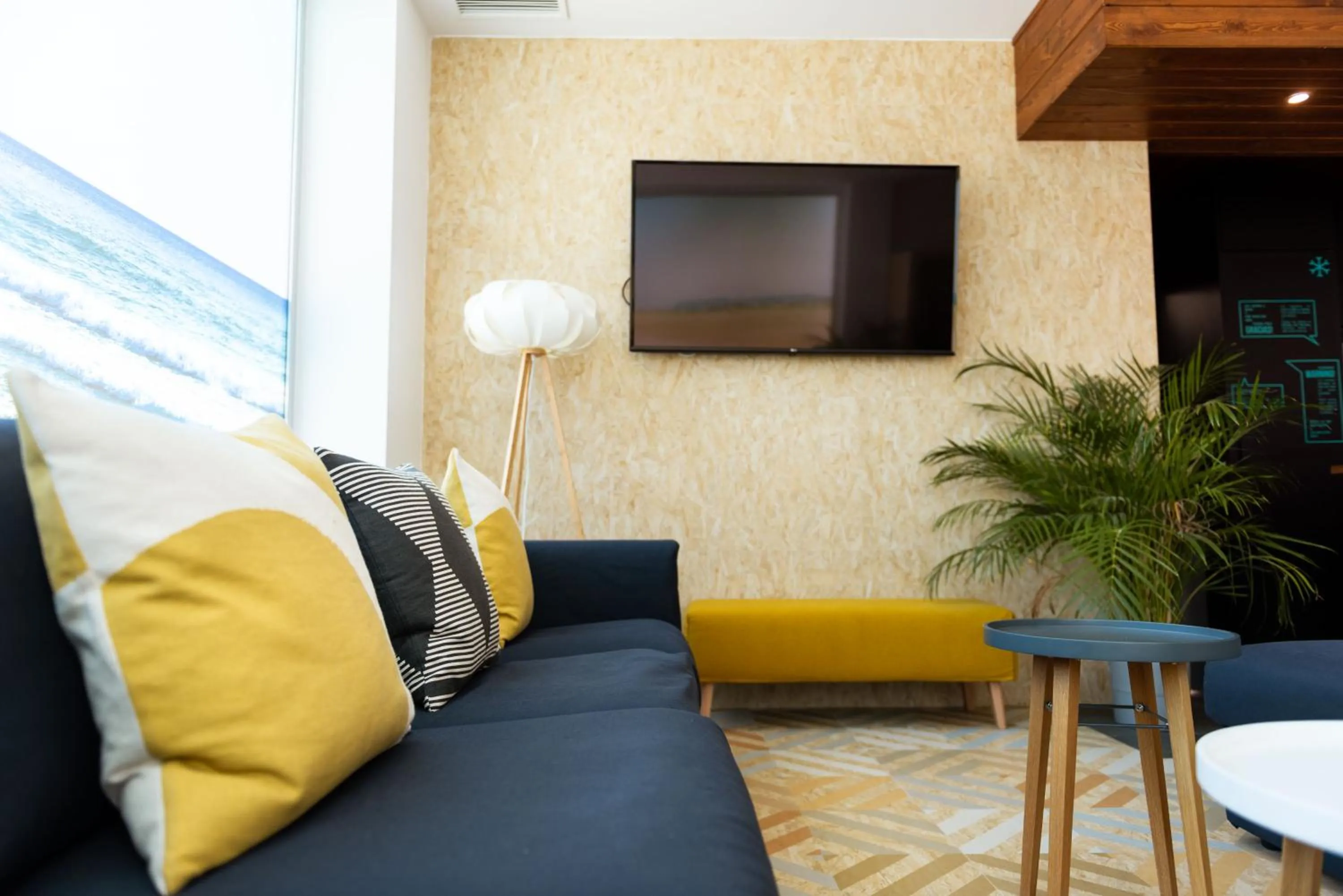 Communal lounge/ TV room in TAKE SURF Hostel Conil