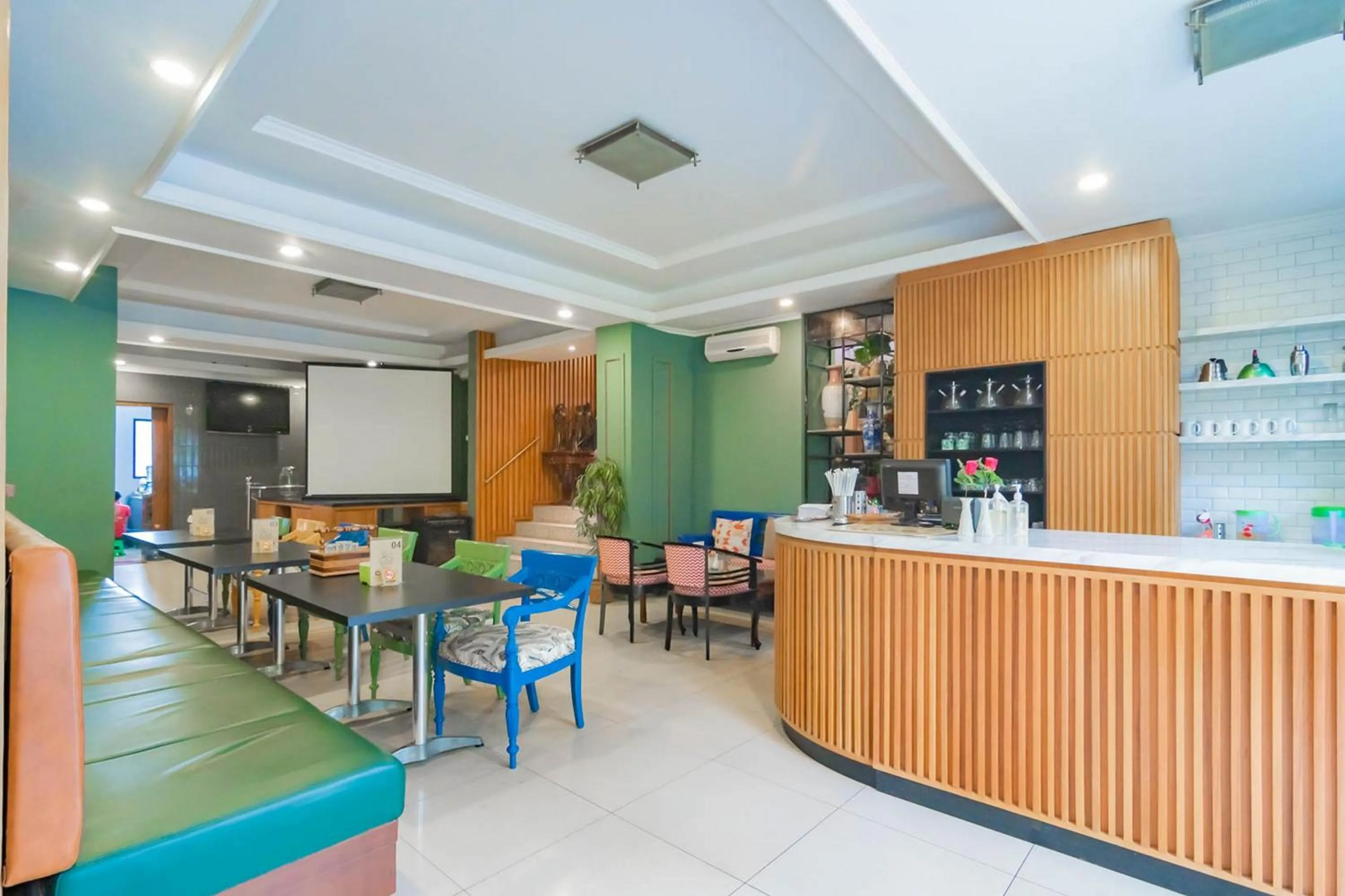 Lobby or reception in Cihampelas Hotel 2 Mitra RedDoorz