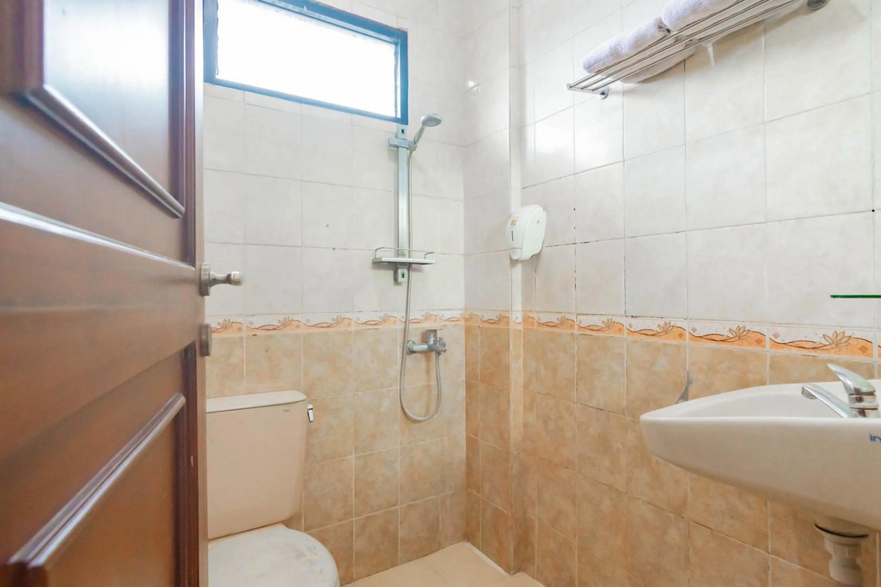 Bathroom in Cihampelas Hotel 2 Mitra RedDoorz