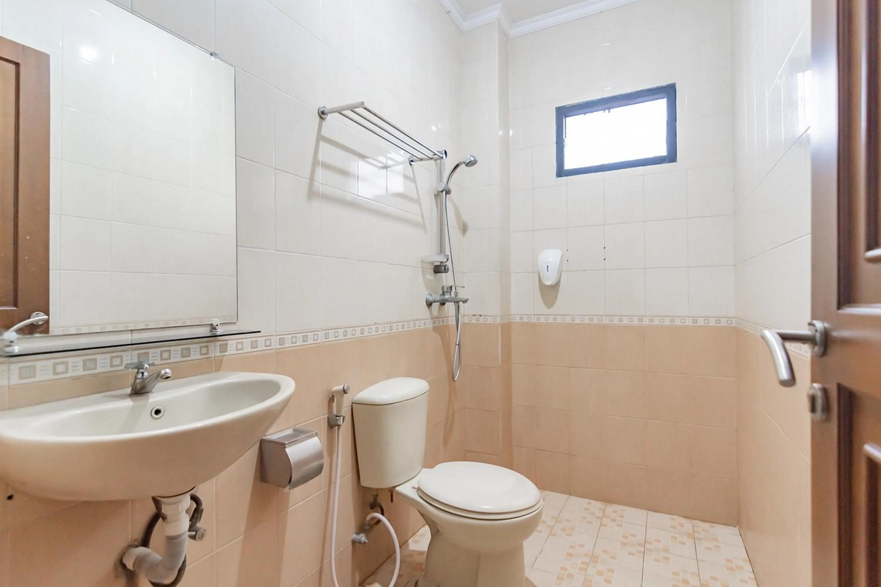 Bathroom in Cihampelas Hotel 2 Mitra RedDoorz