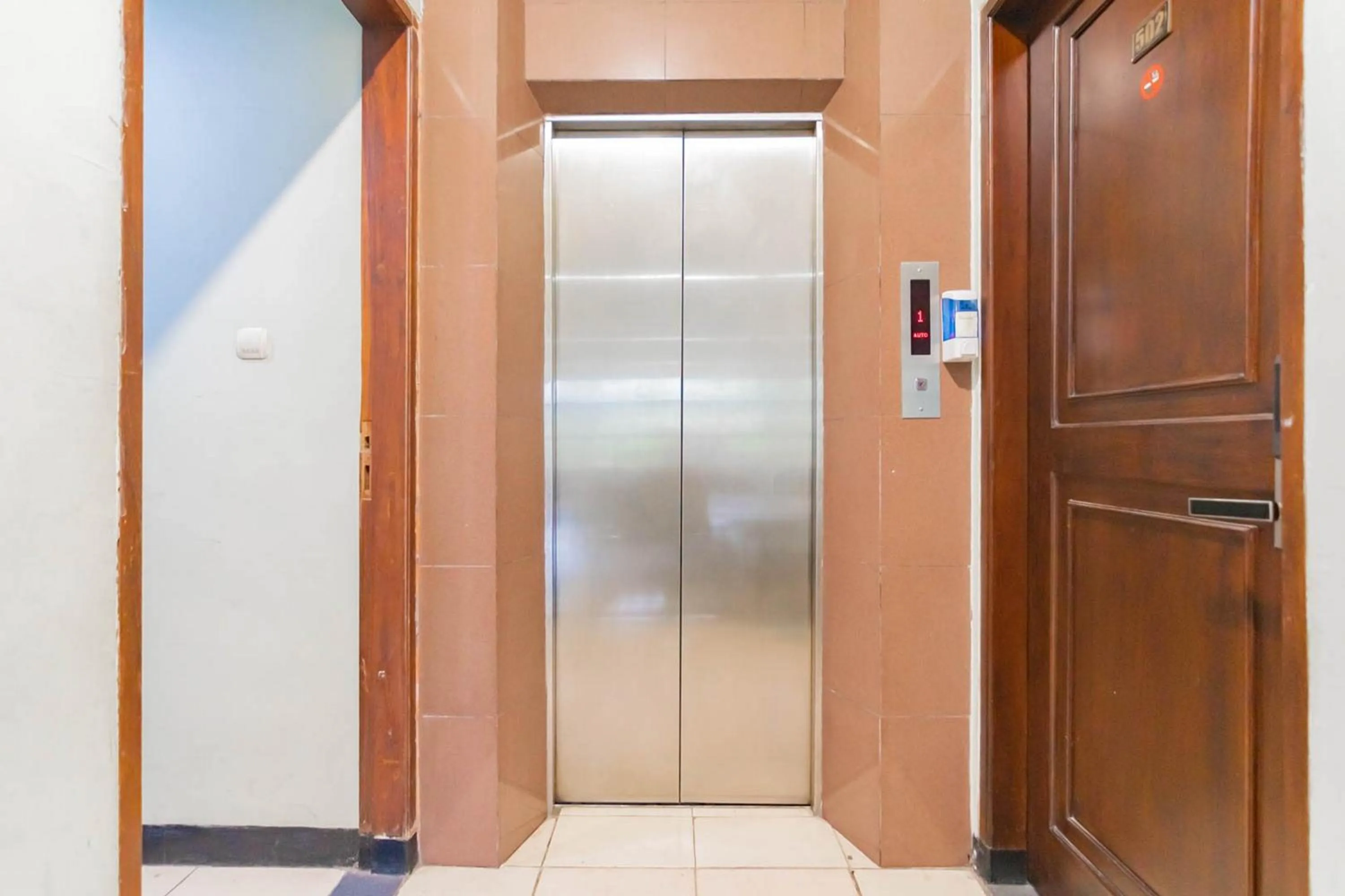 elevator in Cihampelas Hotel 2 Mitra RedDoorz