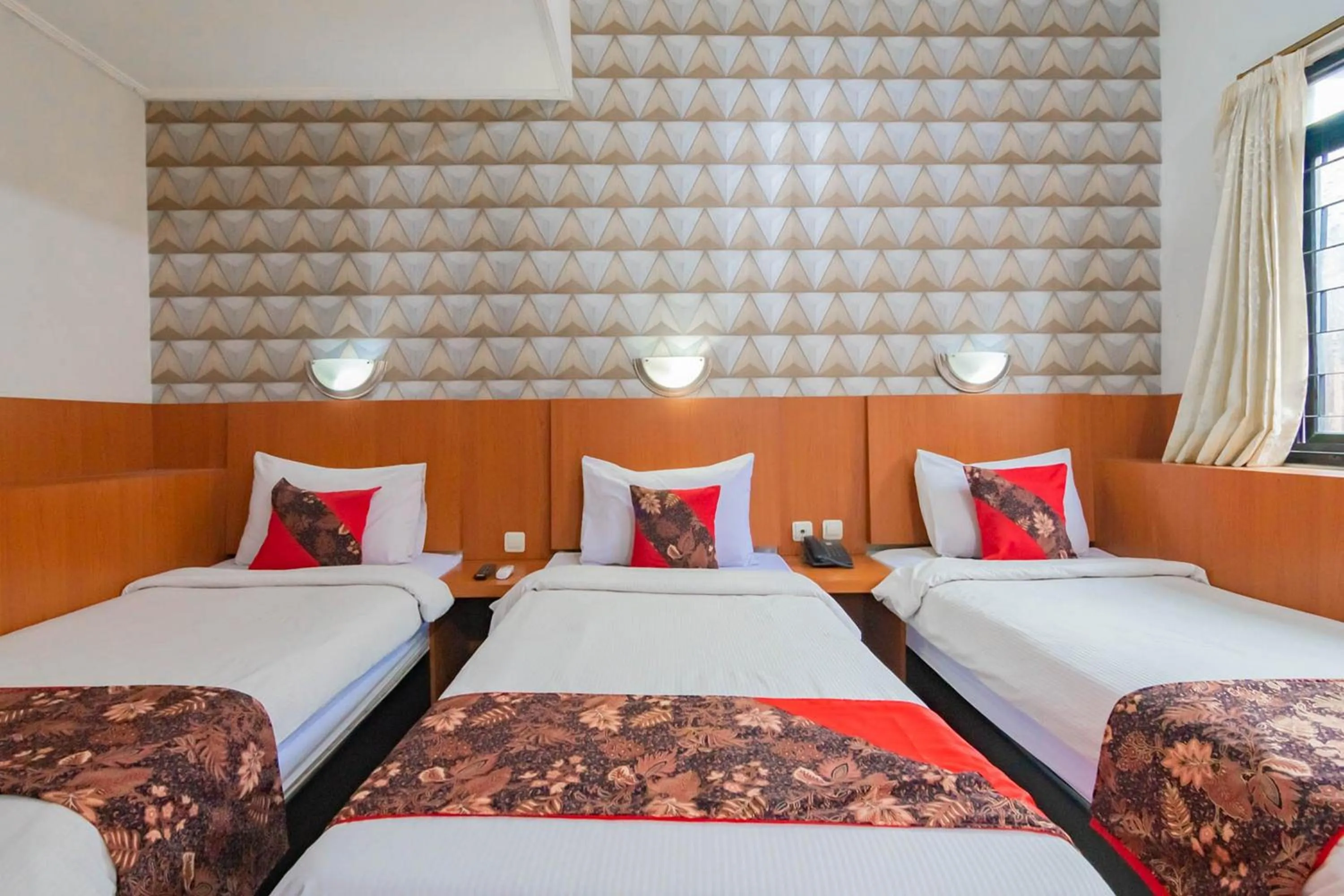 Bed in Cihampelas Hotel 2 Mitra RedDoorz