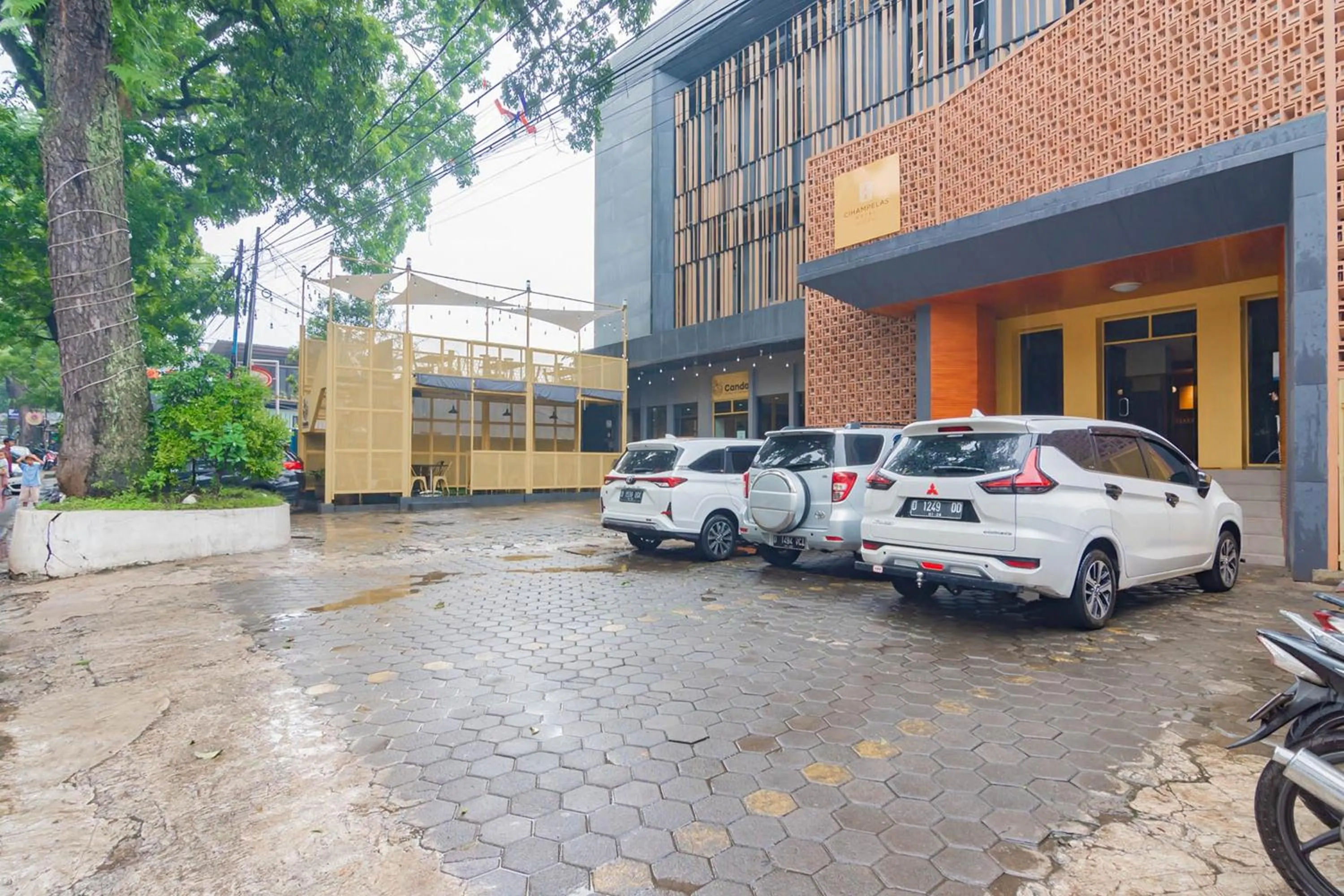 Property building in Cihampelas Hotel 2 Mitra RedDoorz