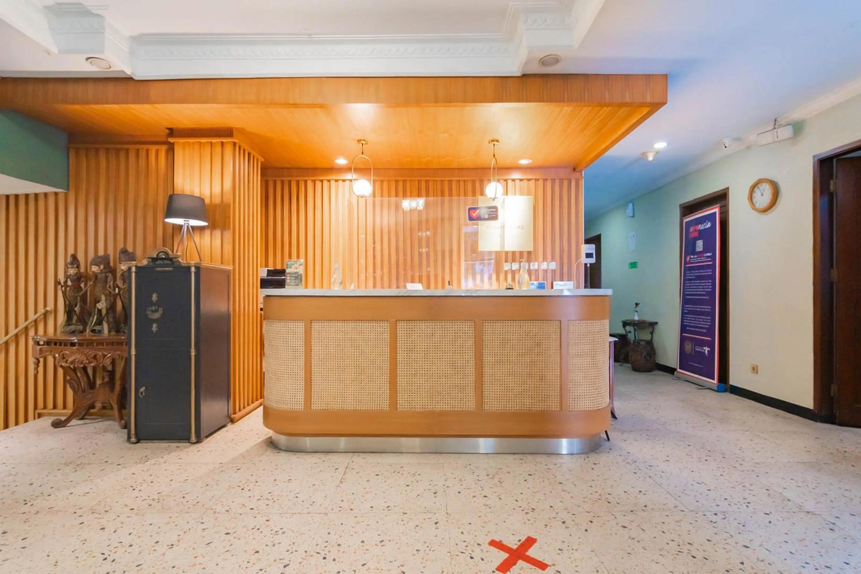 Staff in Cihampelas Hotel 2 Mitra RedDoorz