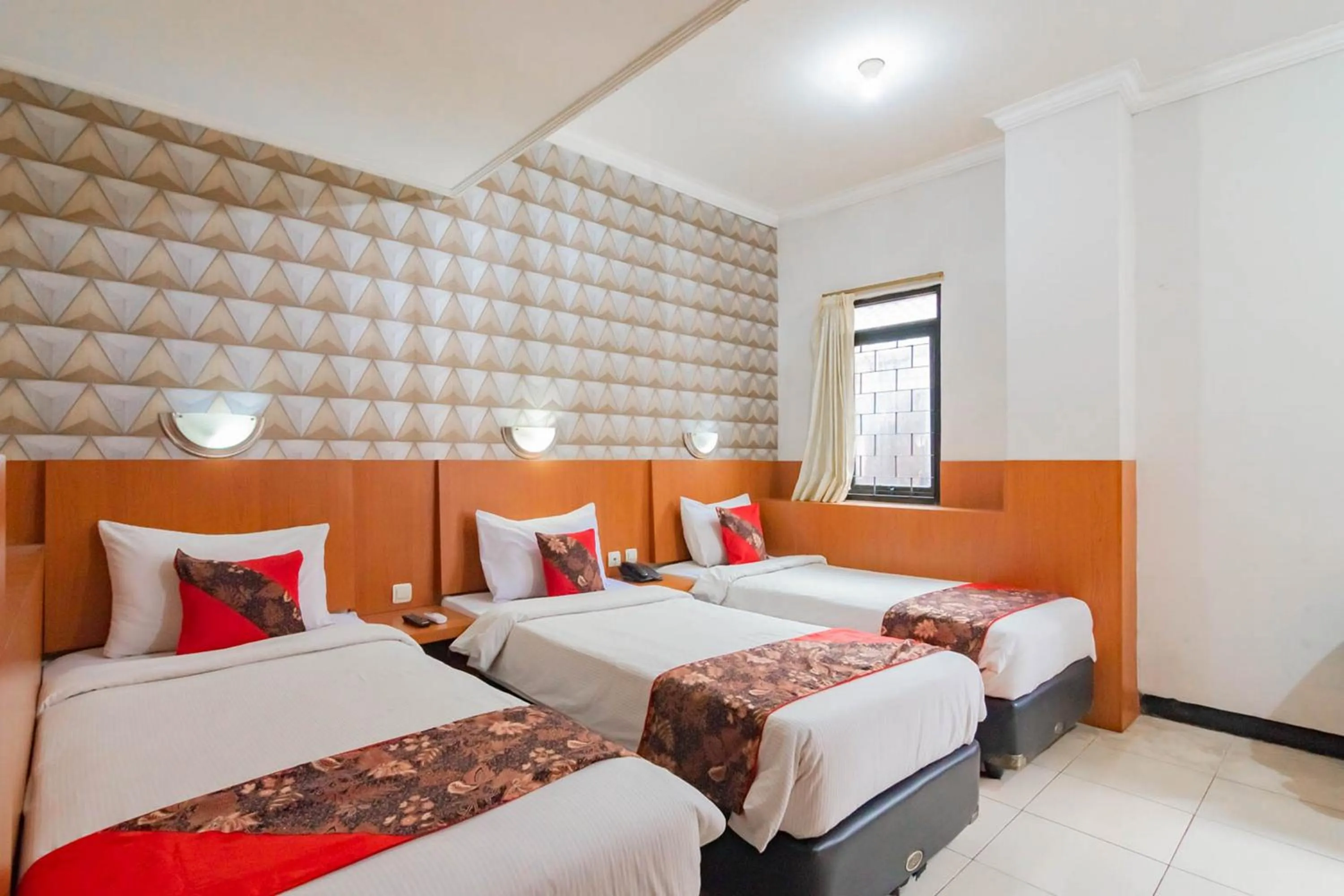 Bed in Cihampelas Hotel 2 Mitra RedDoorz