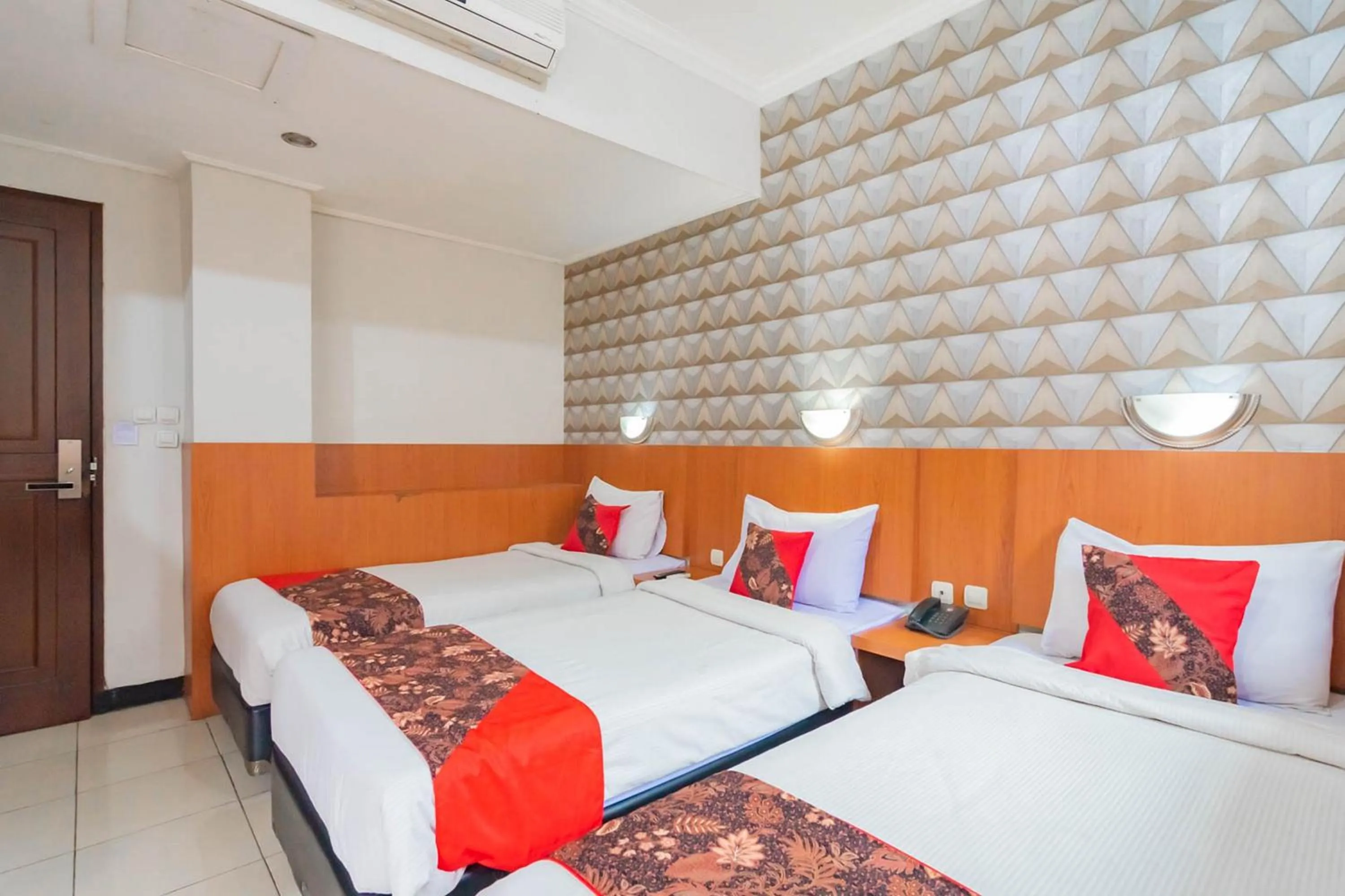 Bed in Cihampelas Hotel 2 Mitra RedDoorz