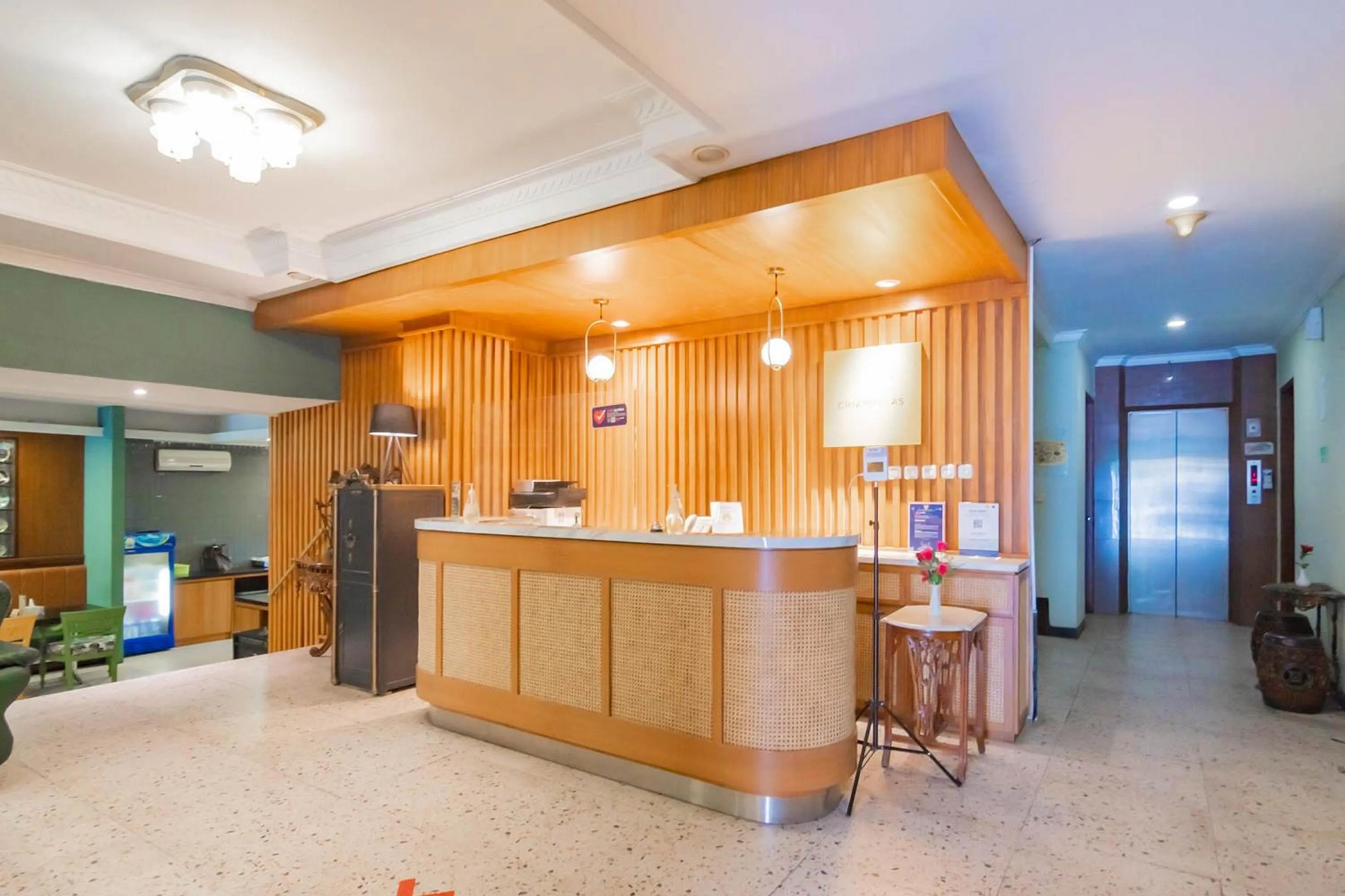 Staff in Cihampelas Hotel 2 Mitra RedDoorz