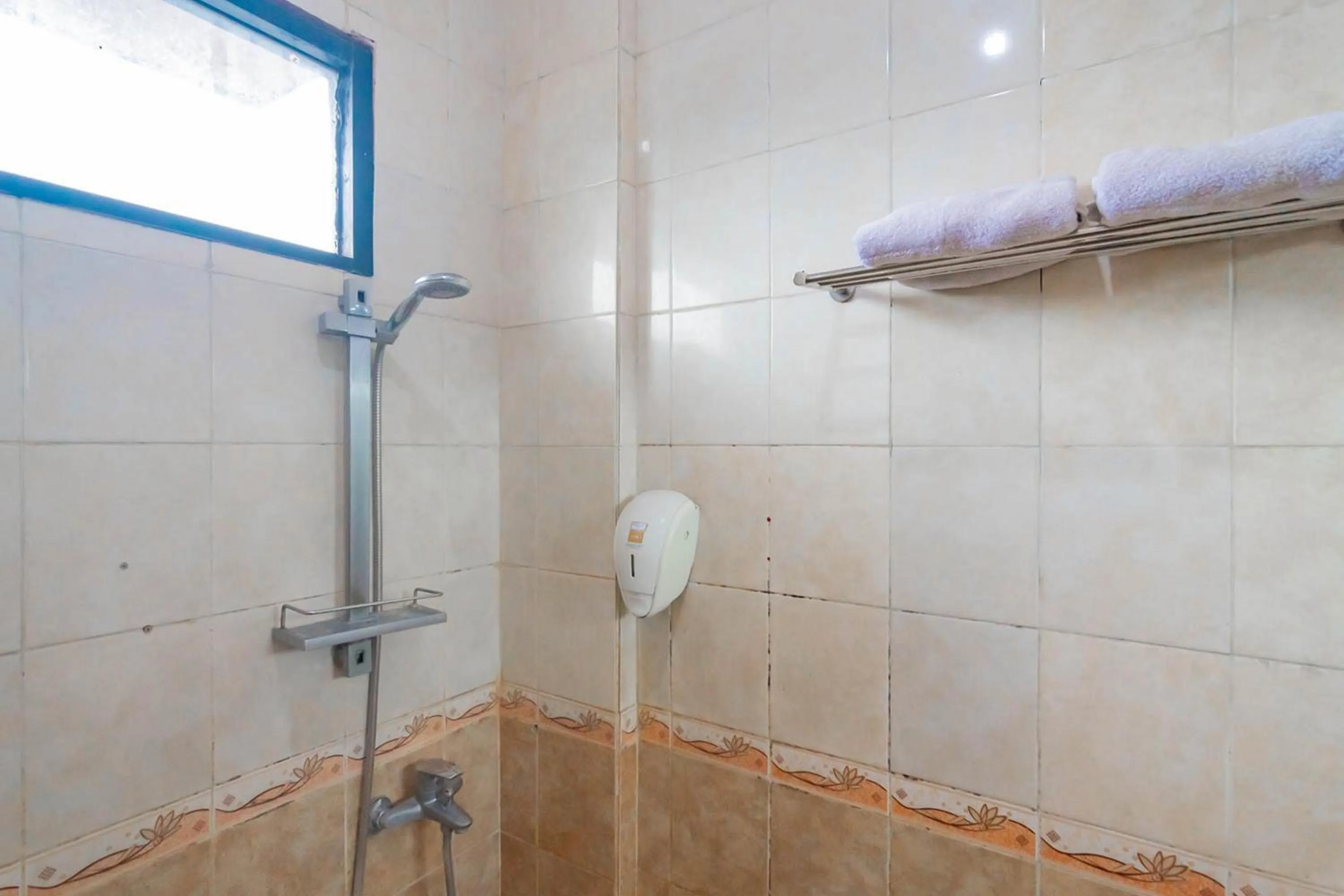 Bathroom in Cihampelas Hotel 2 Mitra RedDoorz