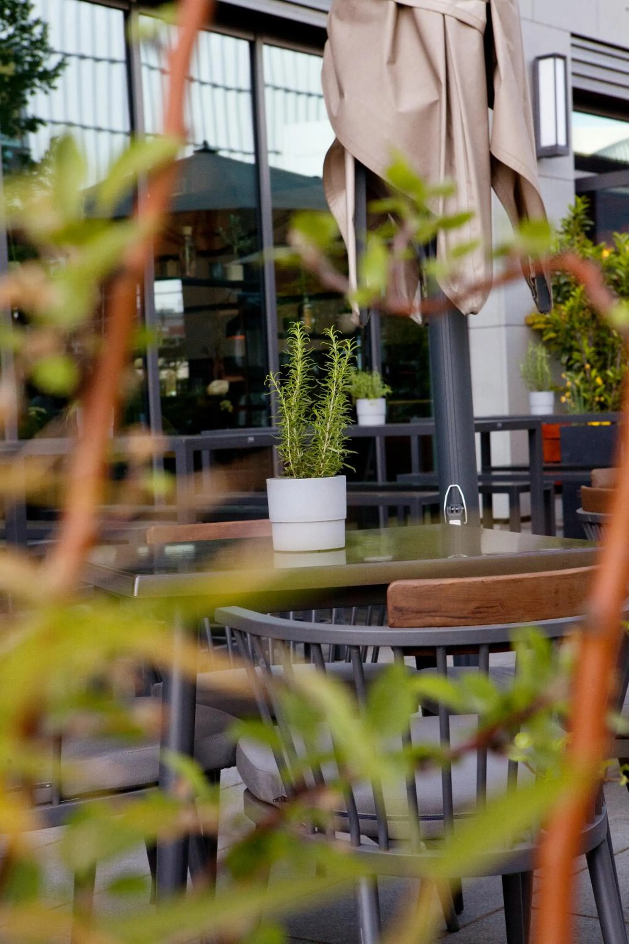 Property building in Hotel Indigo Berlin - East Side Gallery