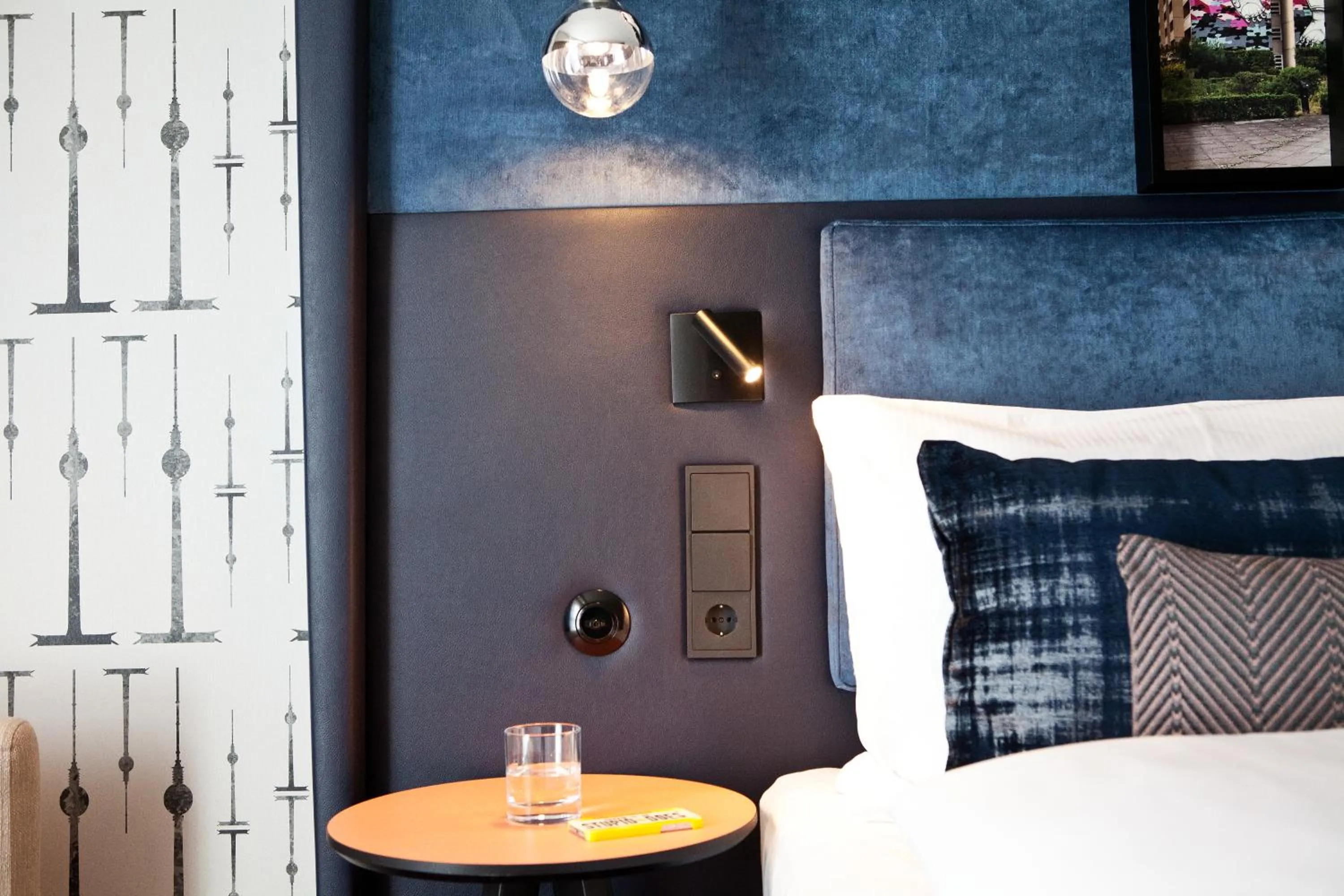 Bed in Hotel Indigo Berlin - East Side Gallery