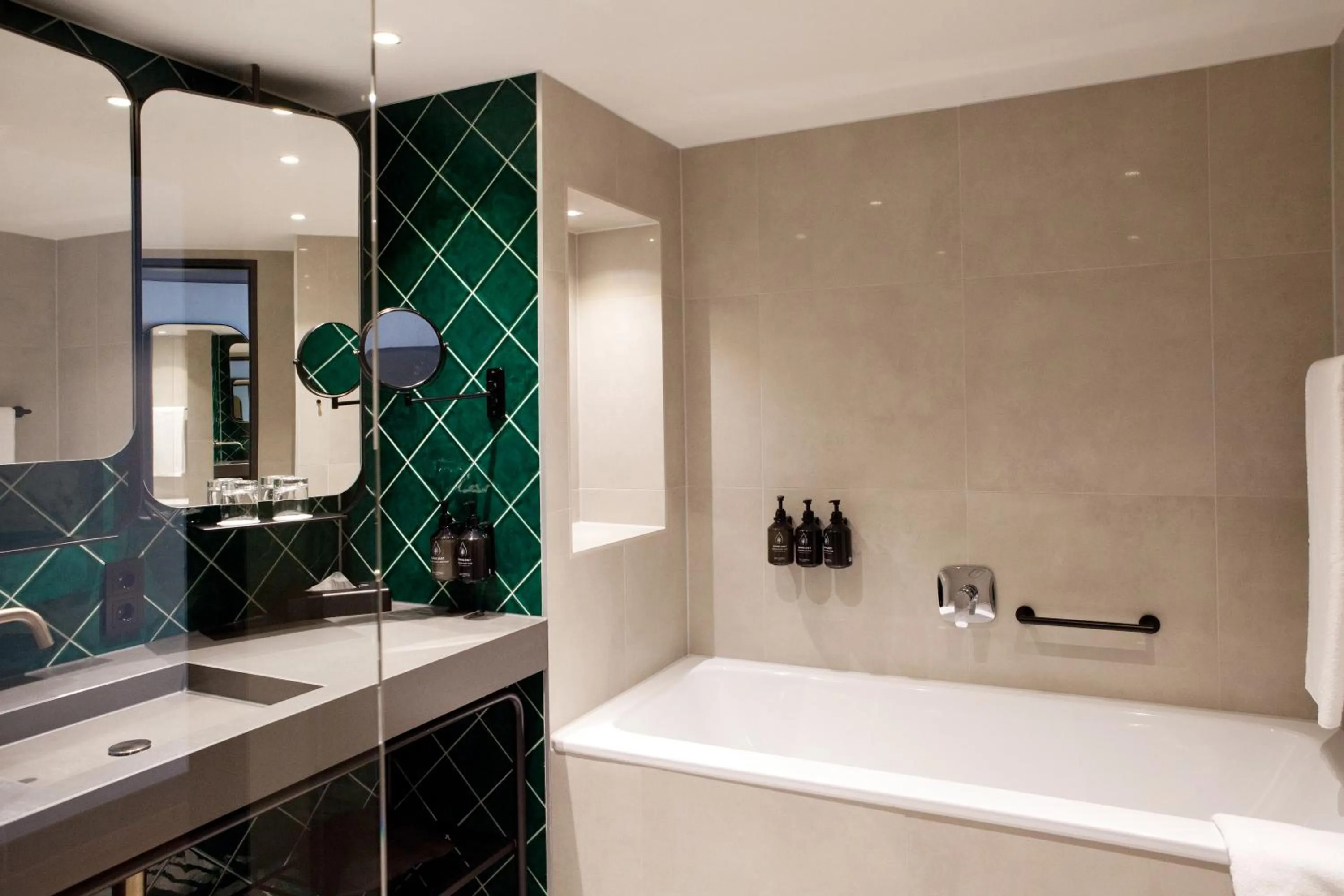 Bathroom in Hotel Indigo Berlin - East Side Gallery