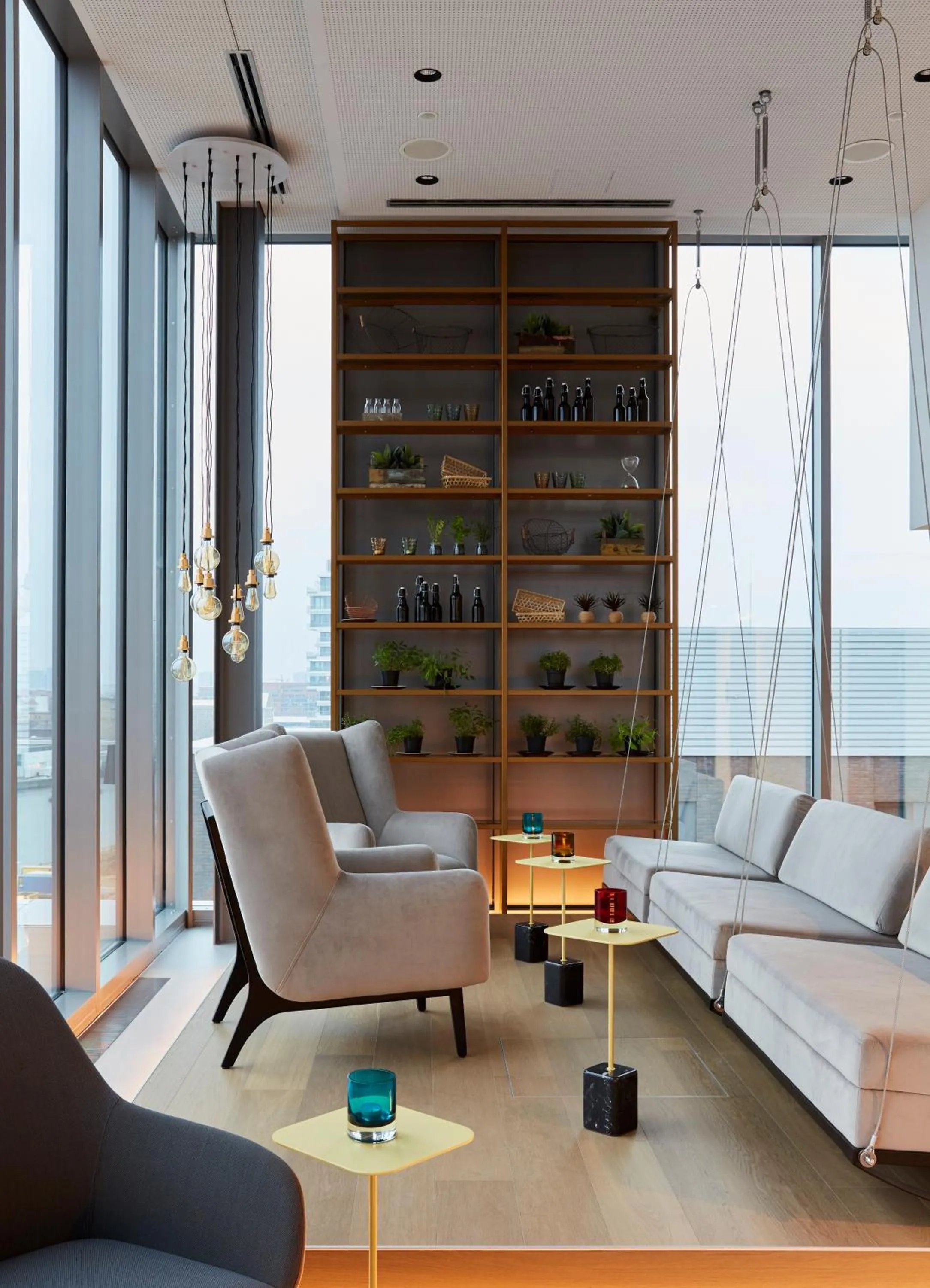 Living room in Hotel Indigo Berlin - East Side Gallery