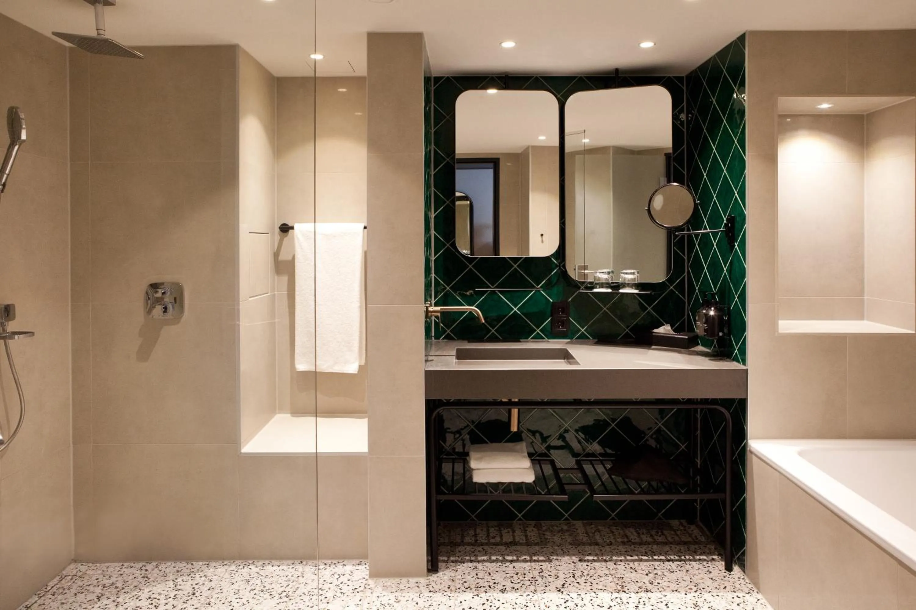 Bathroom in Hotel Indigo Berlin - East Side Gallery