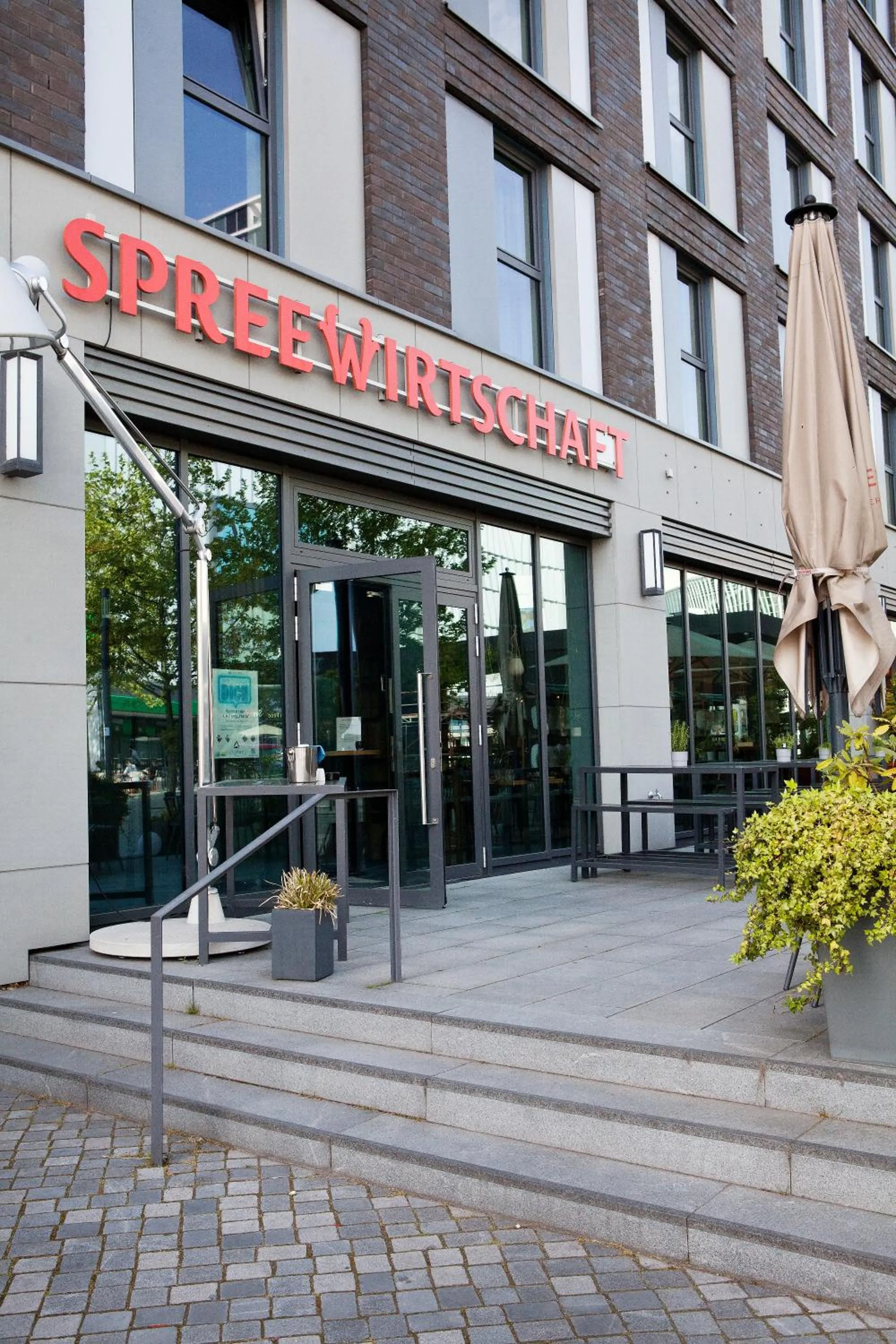 Property building in Hotel Indigo Berlin - East Side Gallery