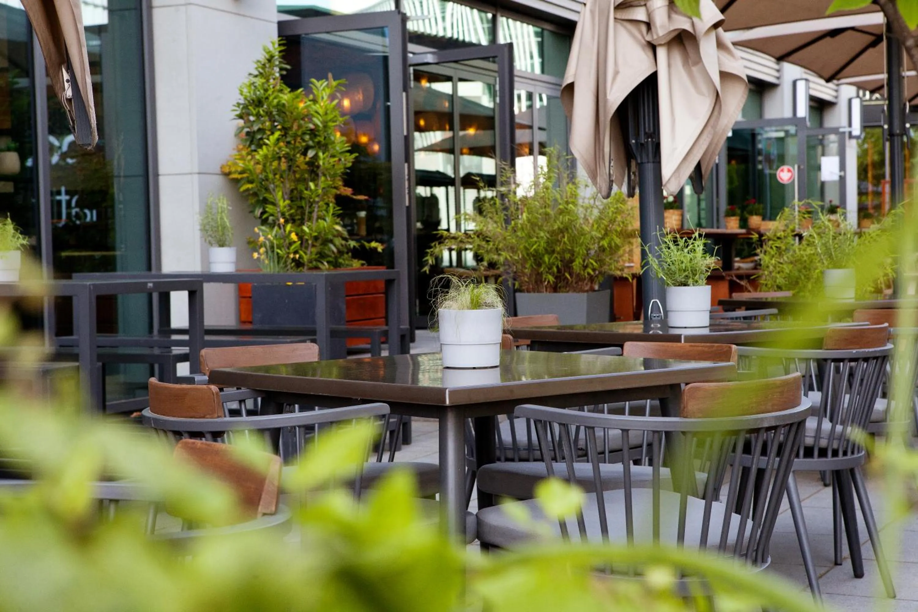 Patio in Hotel Indigo Berlin - East Side Gallery