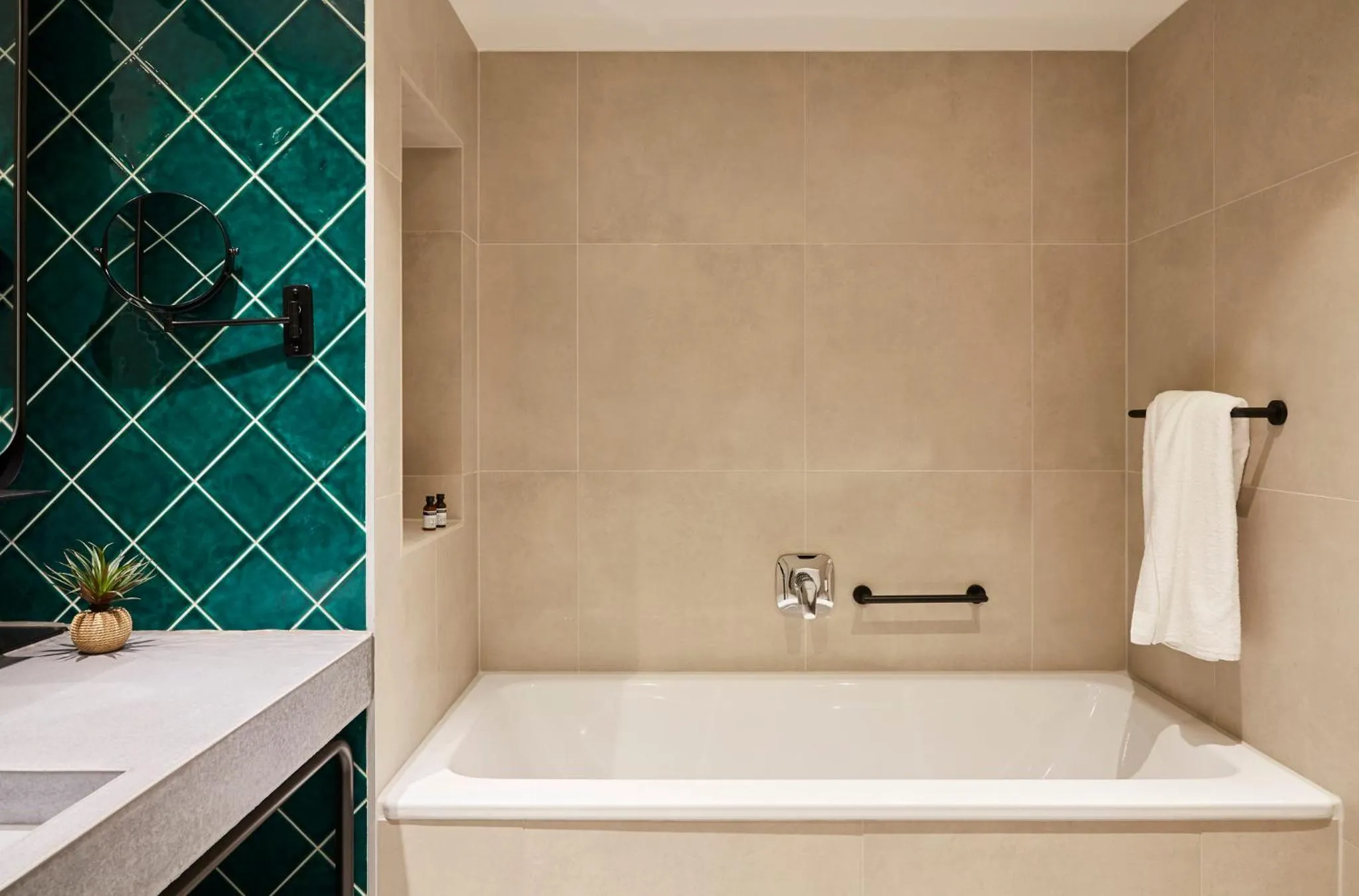 Photo of the whole room in Hotel Indigo Berlin - East Side Gallery