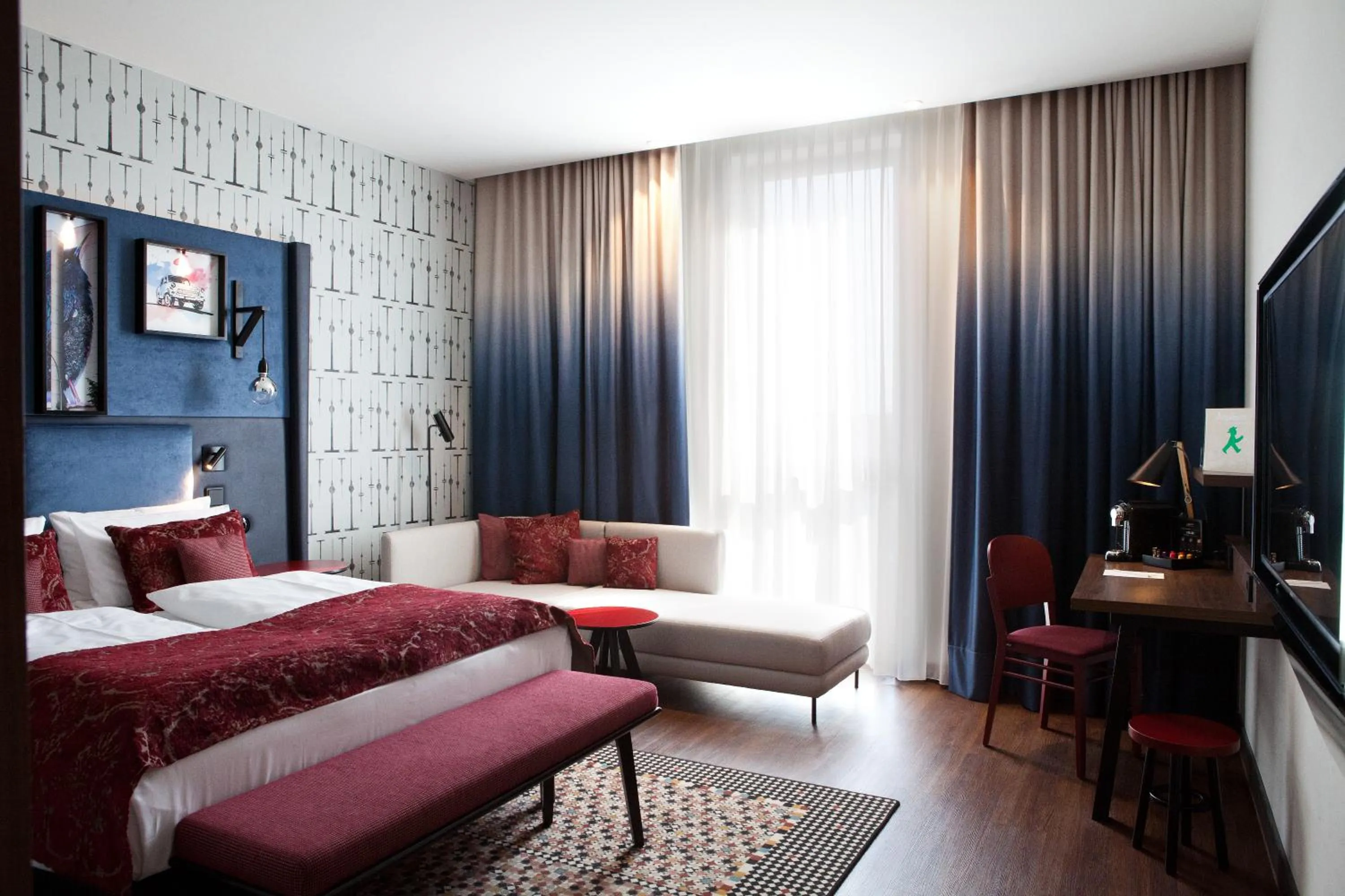 Bed in Hotel Indigo Berlin - East Side Gallery