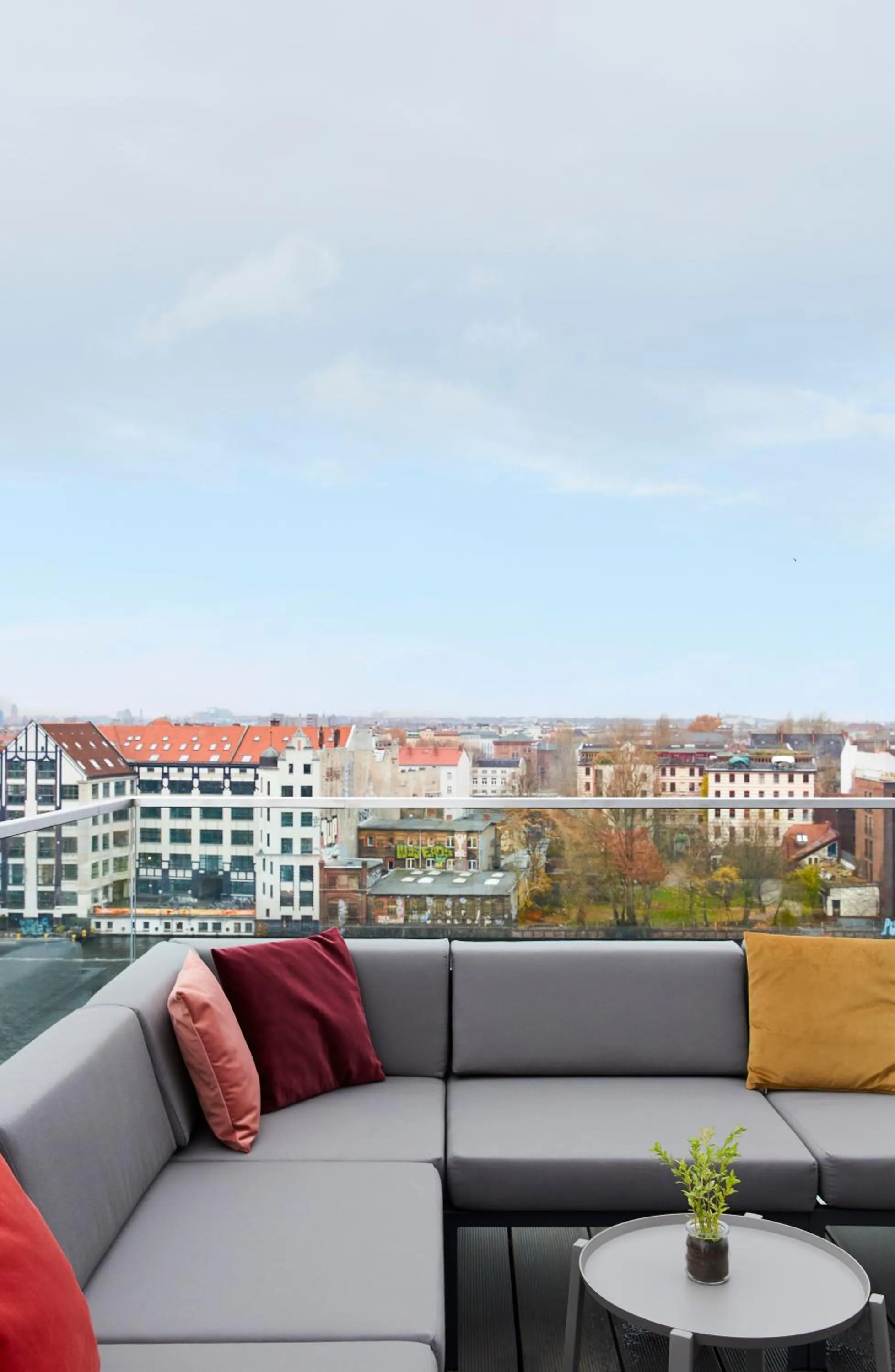 Property building in Hotel Indigo Berlin - East Side Gallery