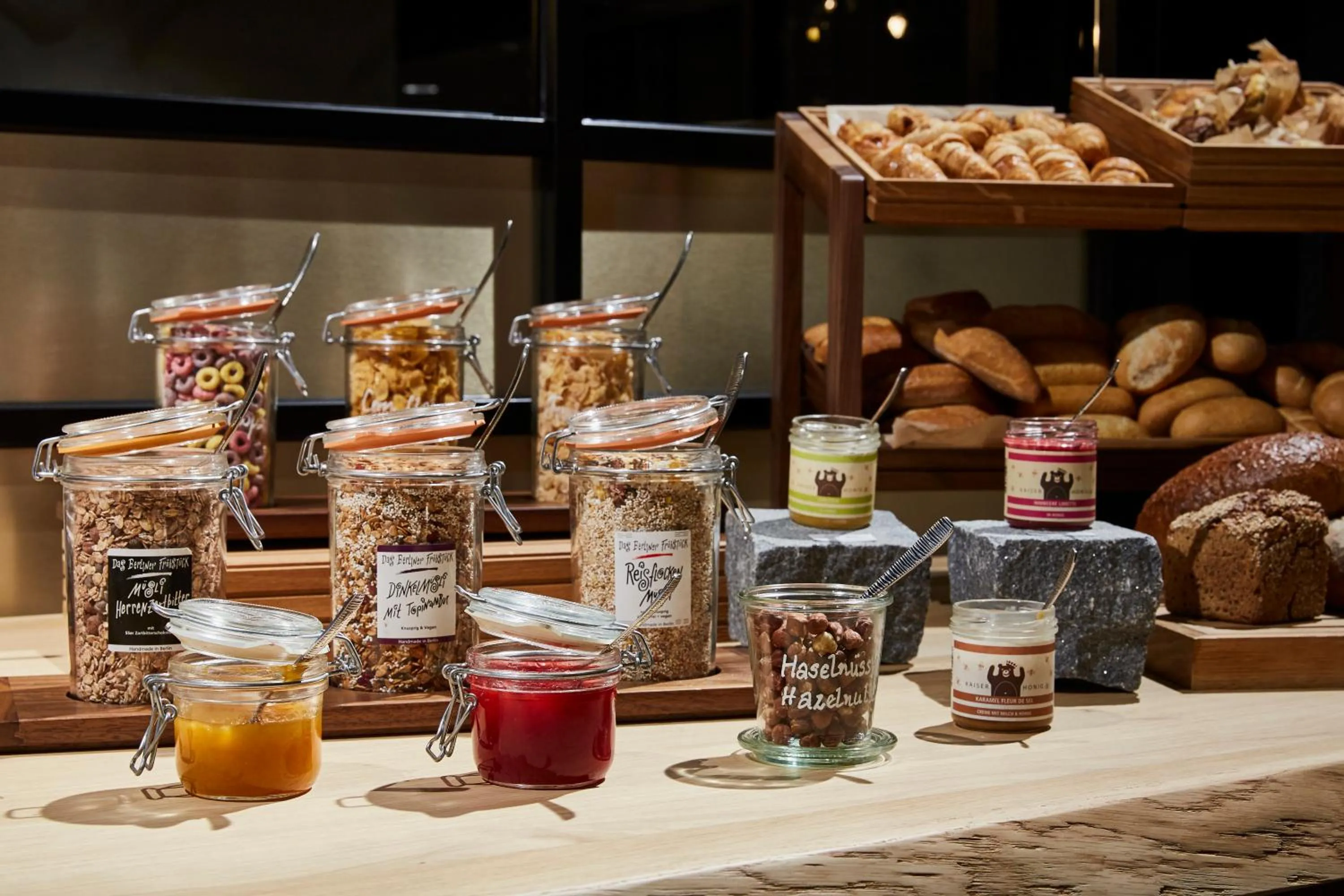 Food and drinks in Hotel Indigo Berlin - East Side Gallery