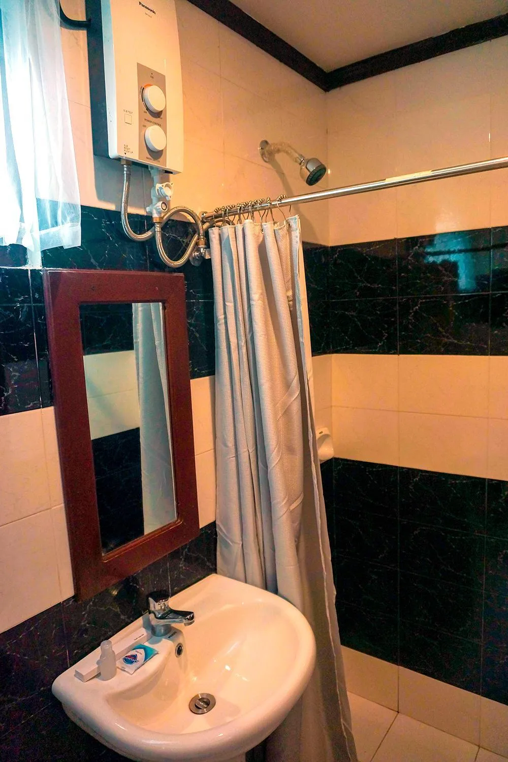 Shower, Bathroom in Veranda Suites and Restaurant