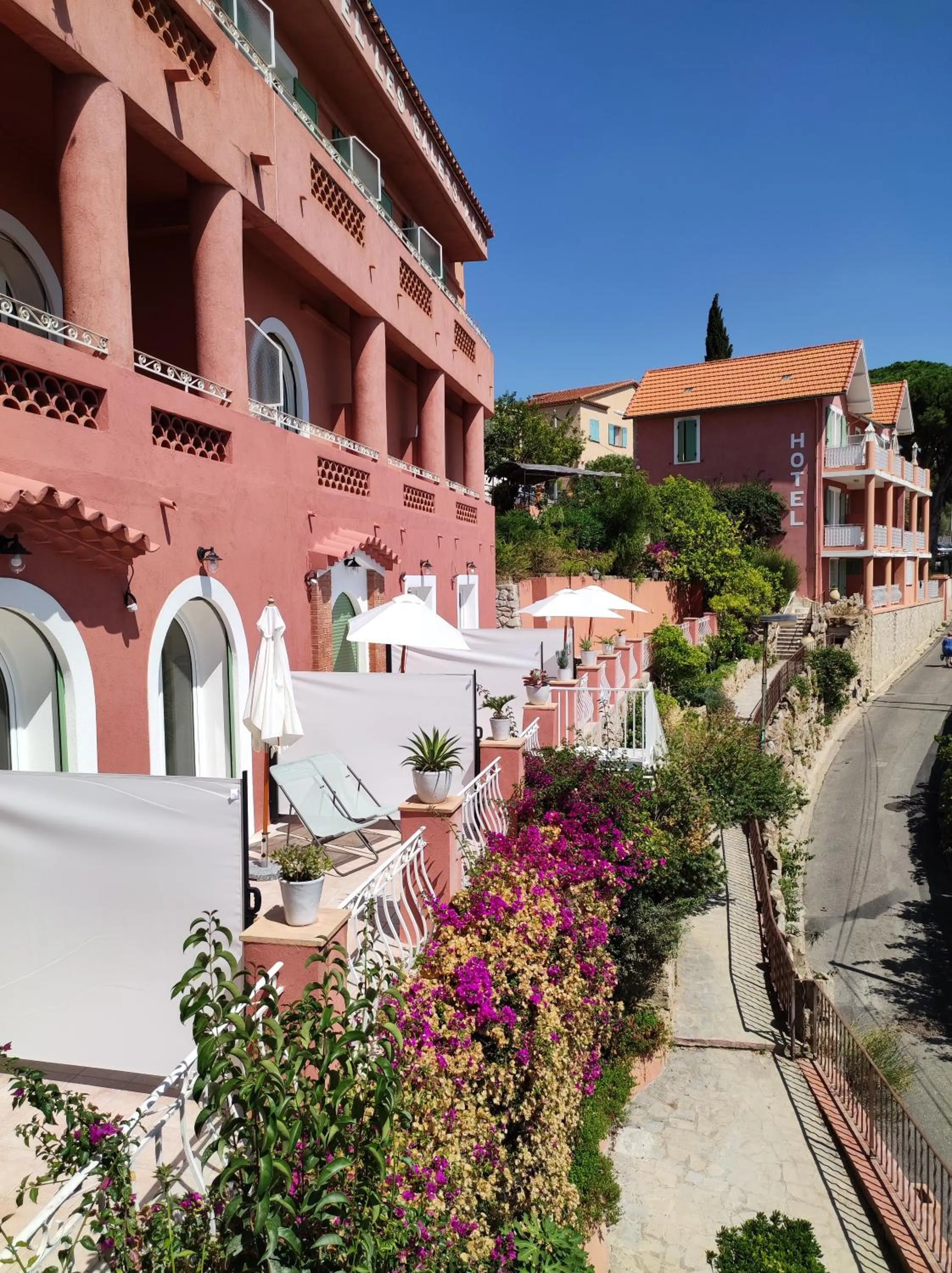 Patio in Les Galets Hôtel et B&B