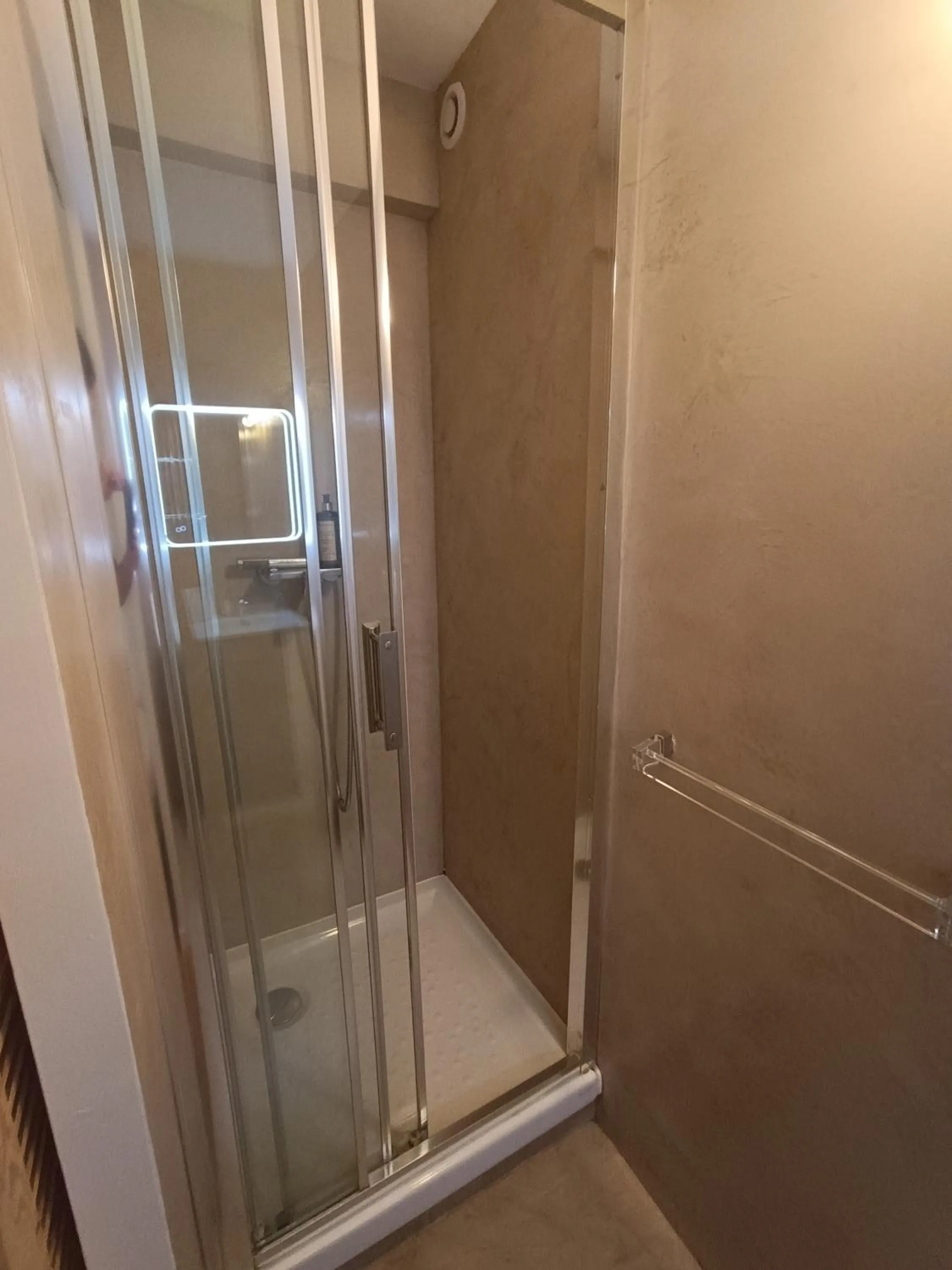 Shower in Les Galets Hôtel et B&B