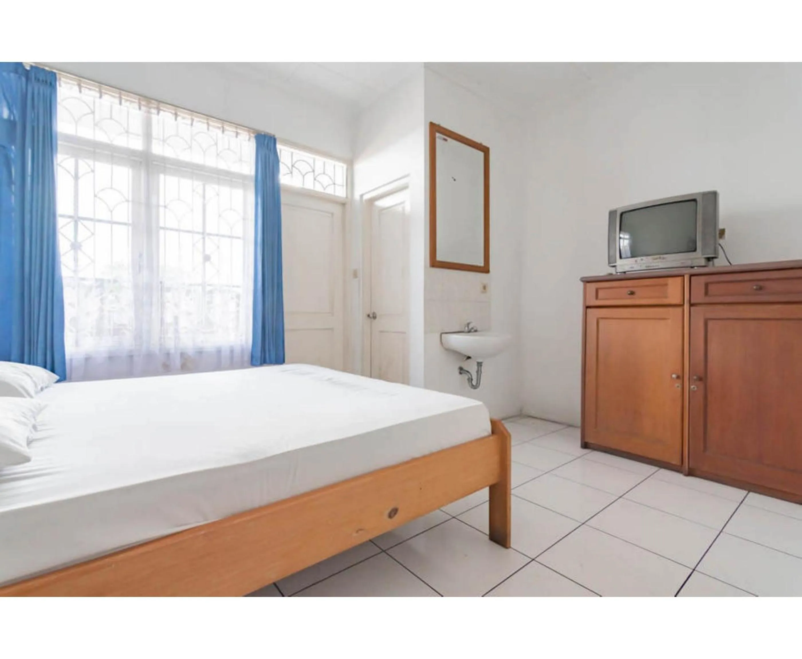 Bedroom, Bed in Pall Inn Puncak Mitra RedDoorz