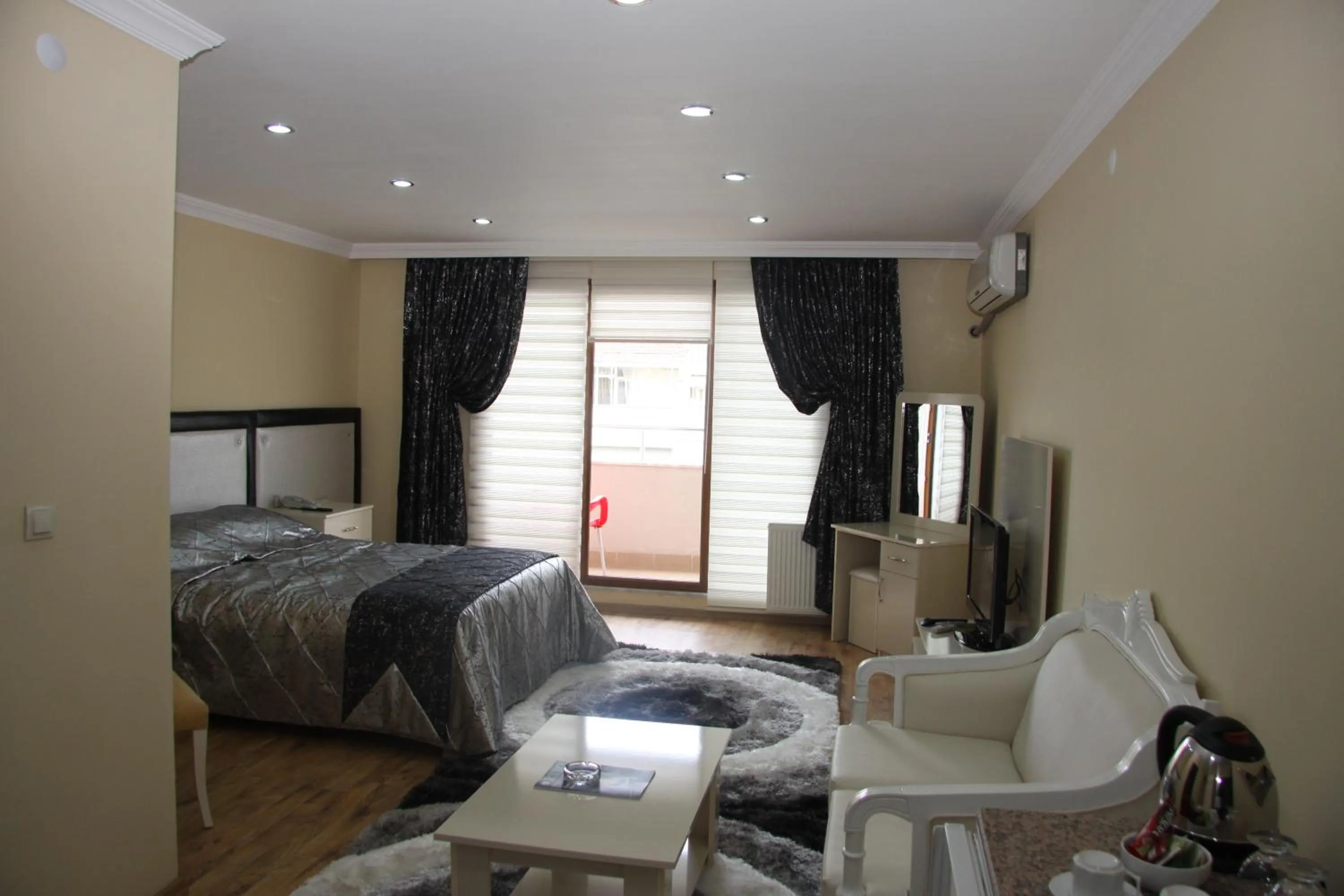 Photo of the whole room in Cmr Aydogan Hotel