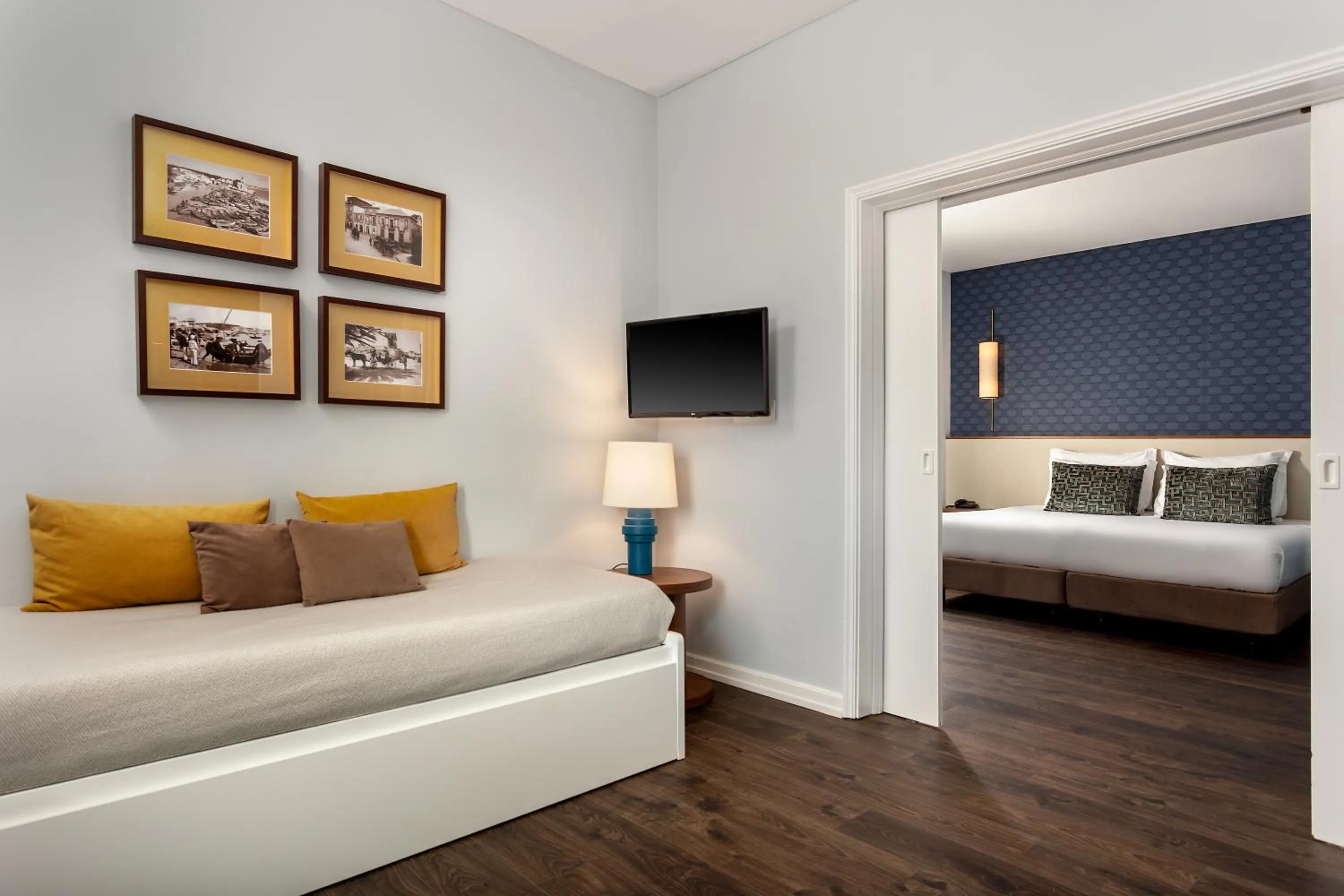 Living room, Bed in Hotel Baia