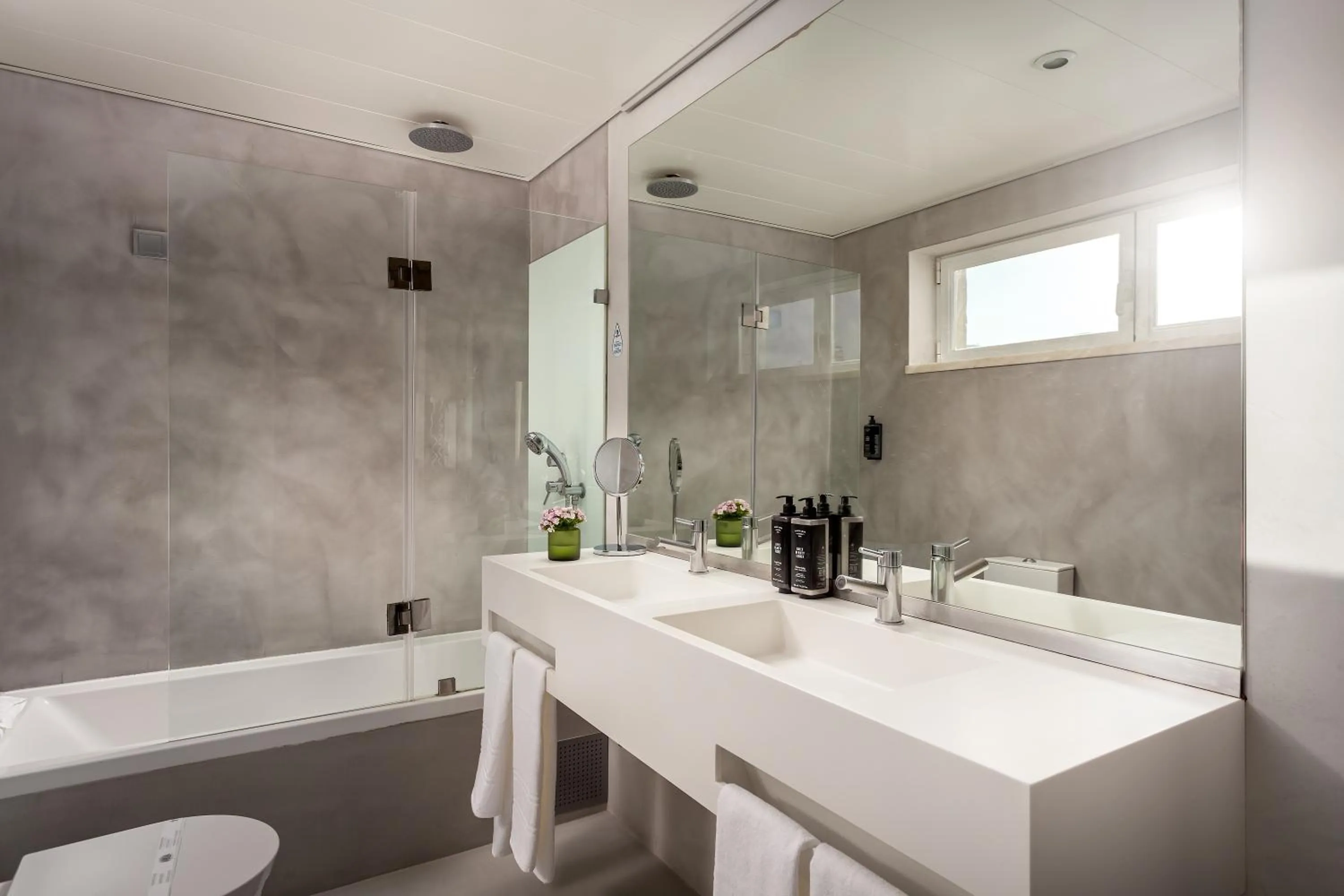 Bathroom in Hotel Baia