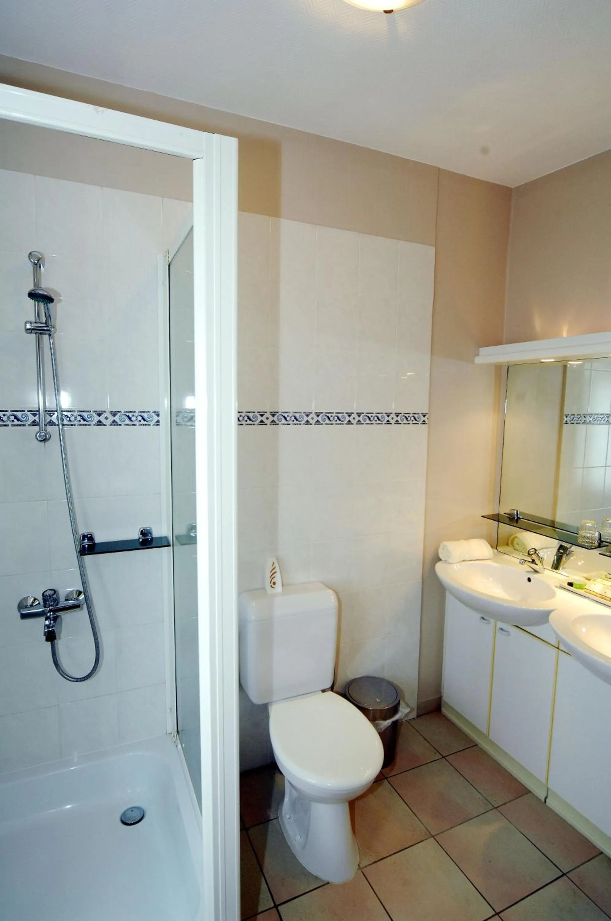 Bathroom in Hôtel Le Saint Loup