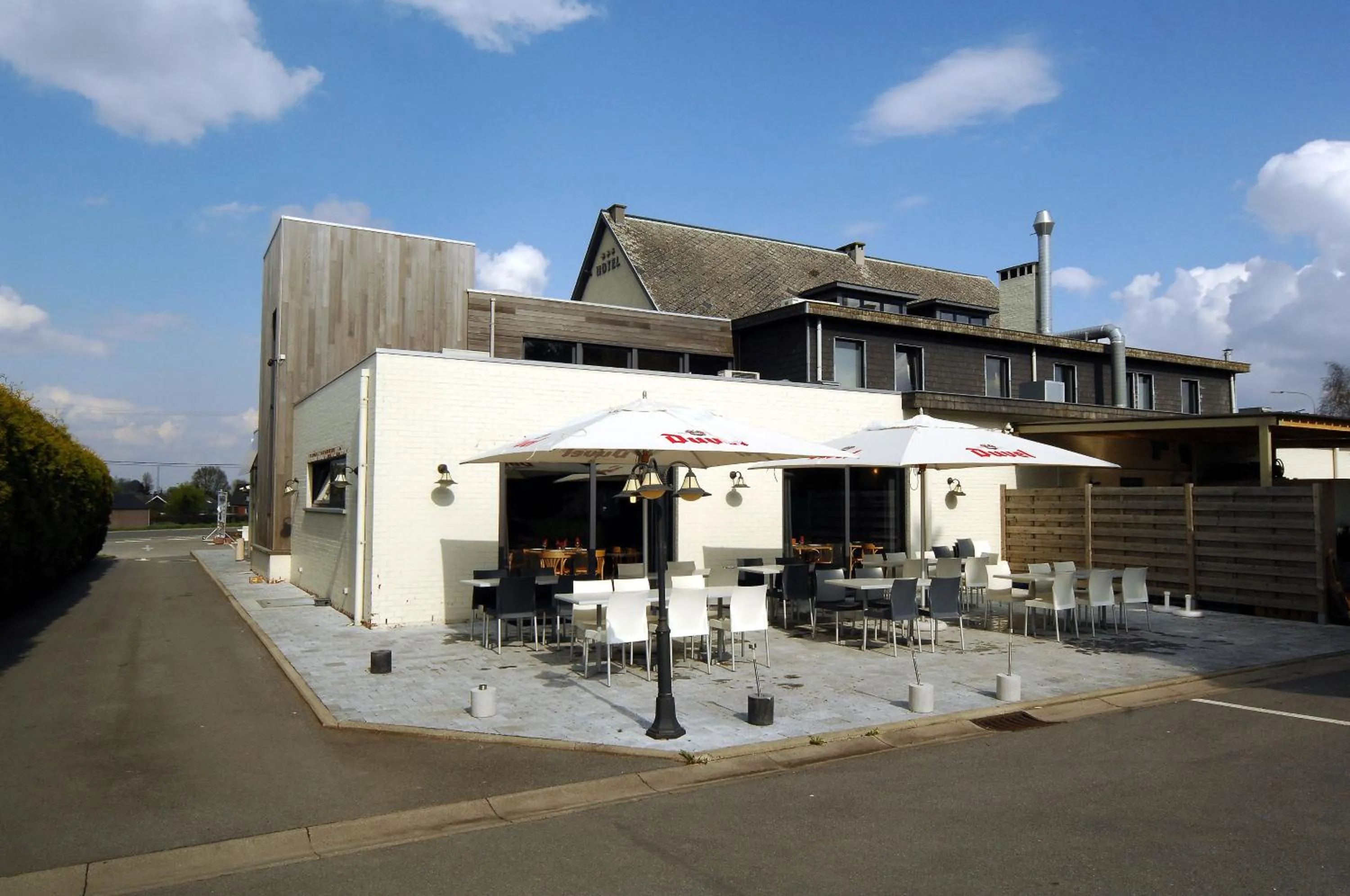 Facade/entrance in Hôtel Le Saint Loup