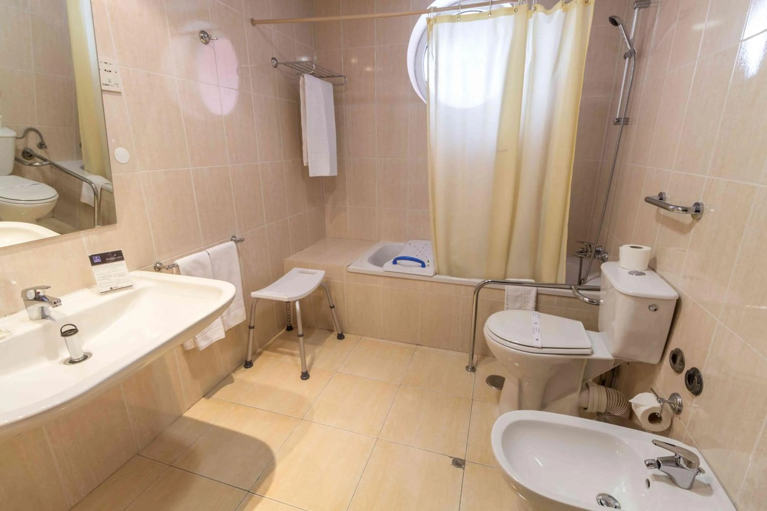 Bathroom in Hotel Eurosol Gouveia