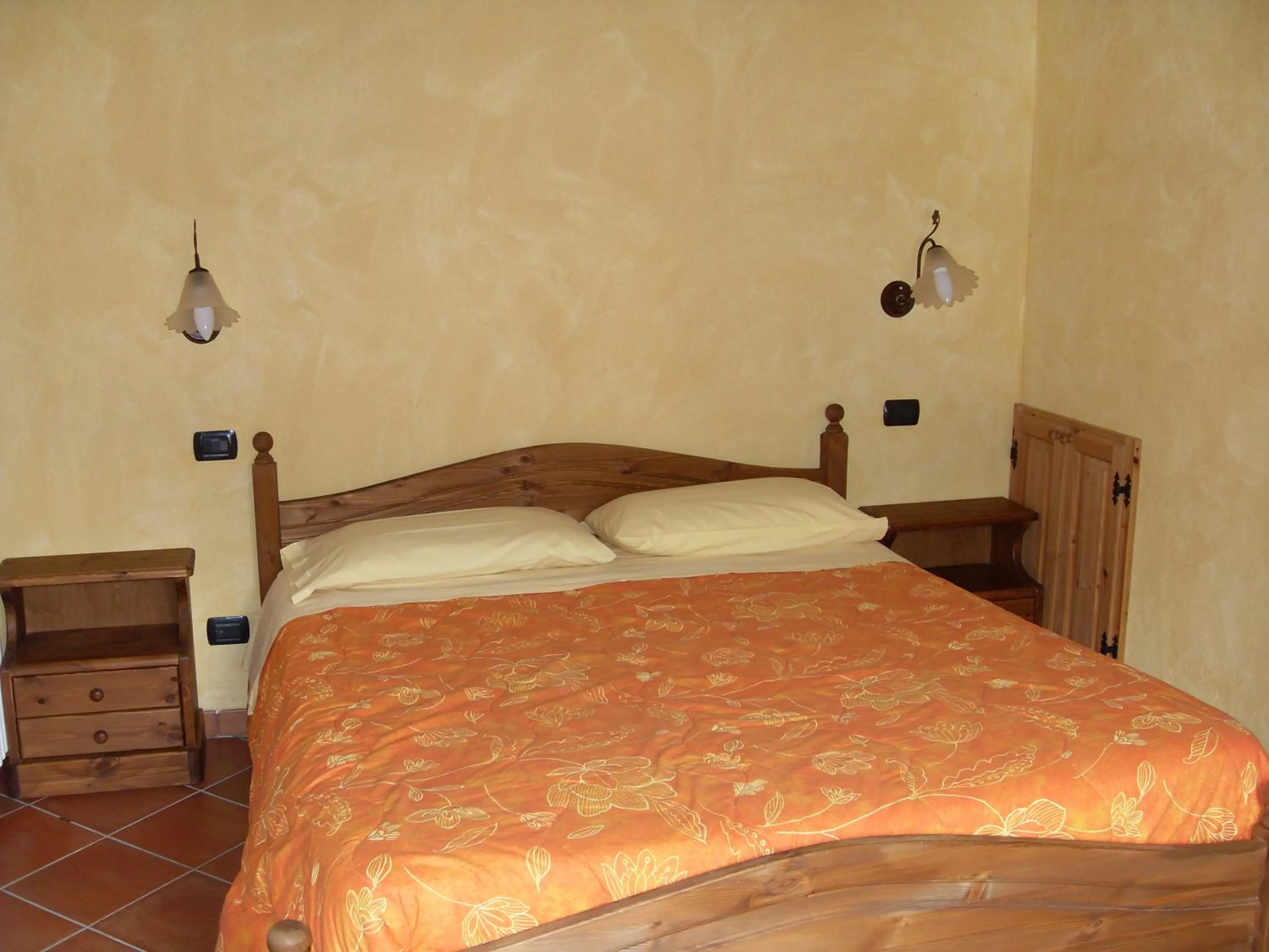 Photo of the whole room, Bed in Residence Les Myosotis