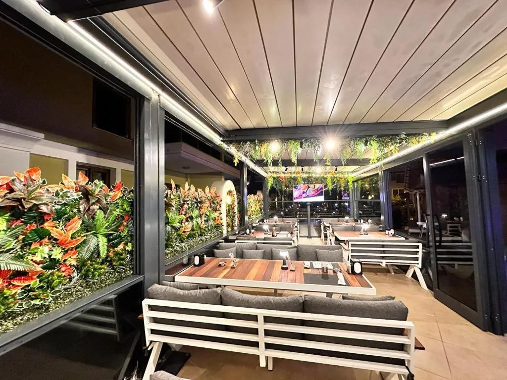 Restaurant/places to eat in Club Karakas Apart Otel